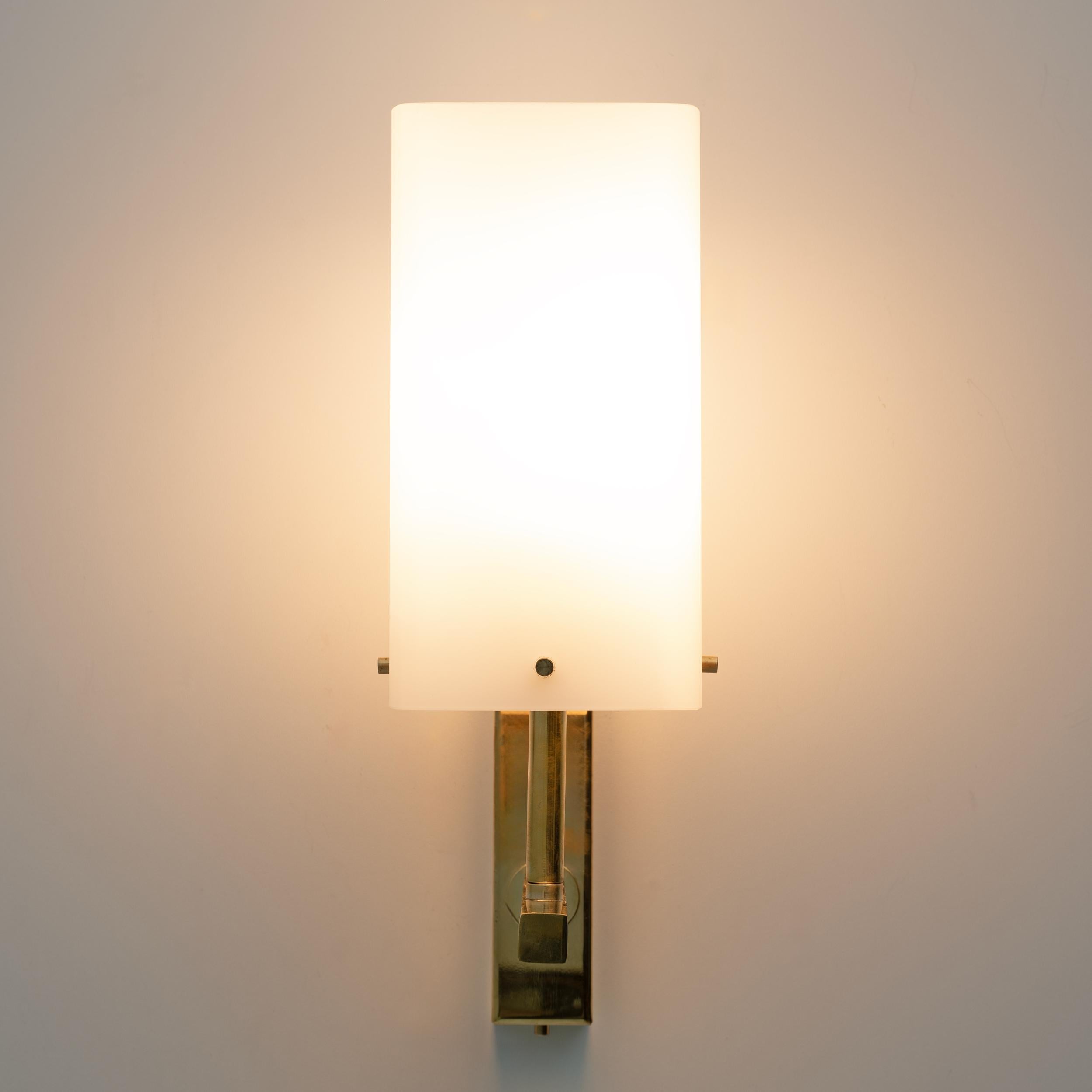 Ottone Coppia di lampade in vetro di Murano e ottone in stile moderno di metà secolo in vendita