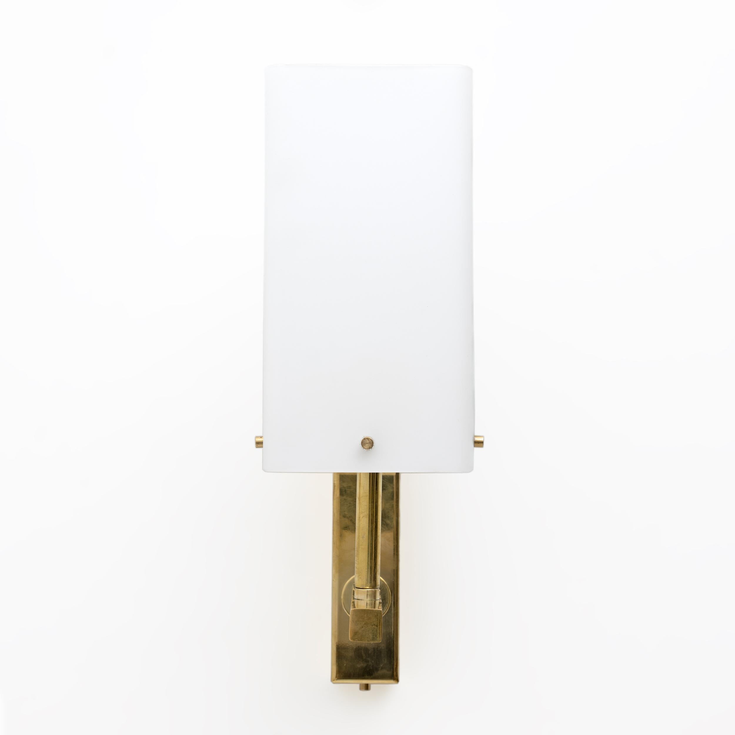 Coppia di lampade in vetro di Murano e ottone in stile moderno di metà secolo in vendita 1