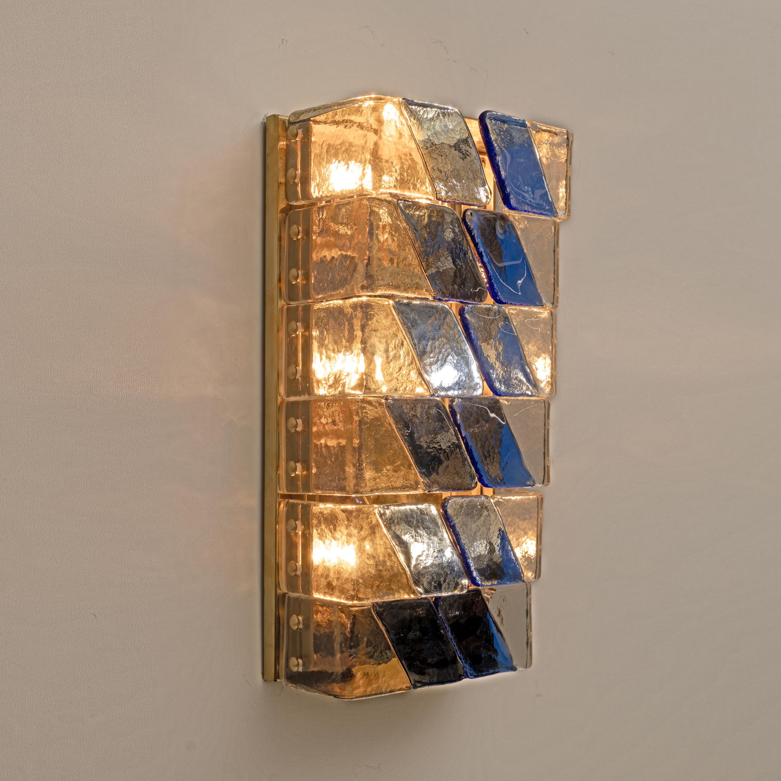Coppia di lampade in vetro di Murano e ottone in stile moderno di metà secolo in vendita 2
