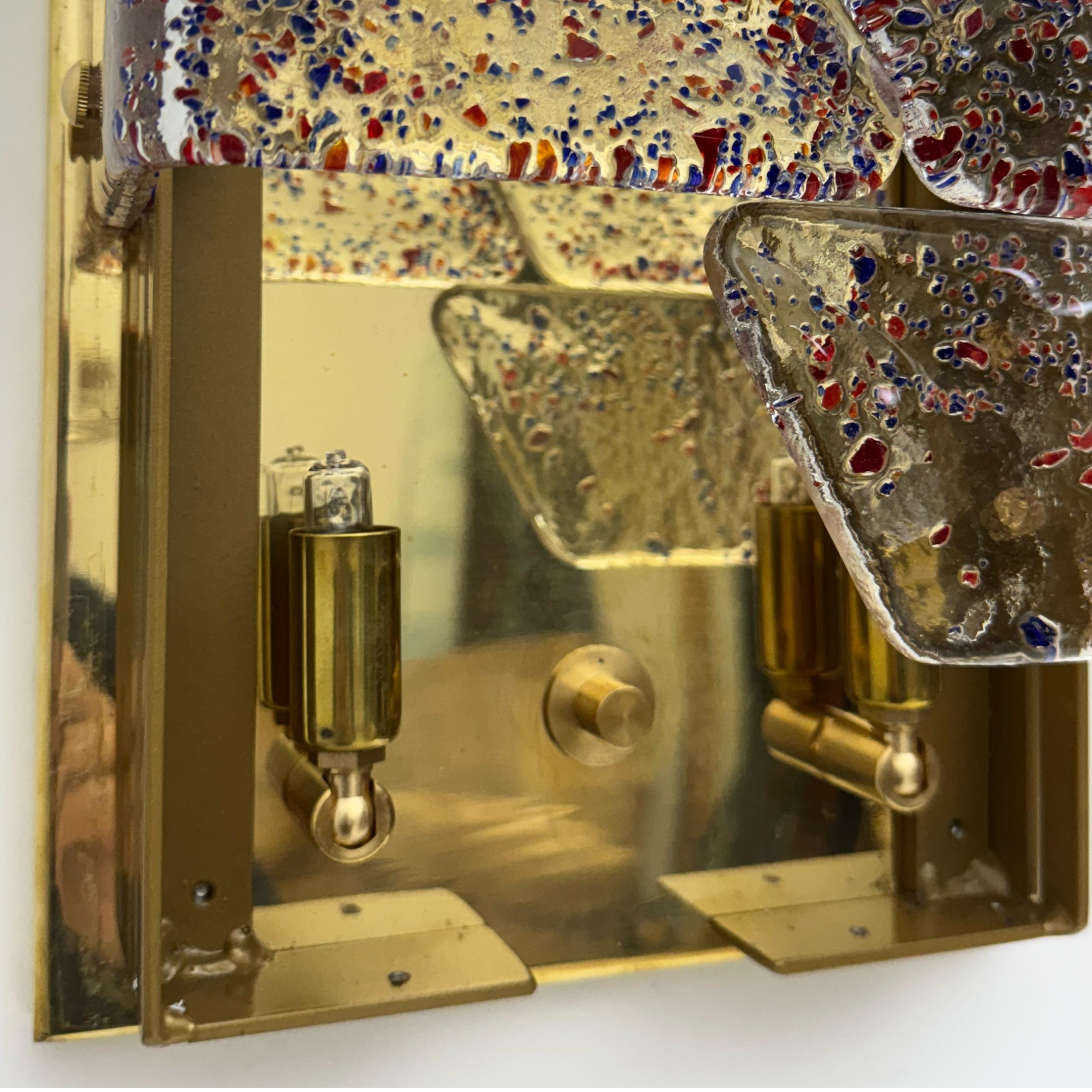 Coppia di lampade in vetro di Murano e ottone in stile moderno di metà secolo in vendita 2