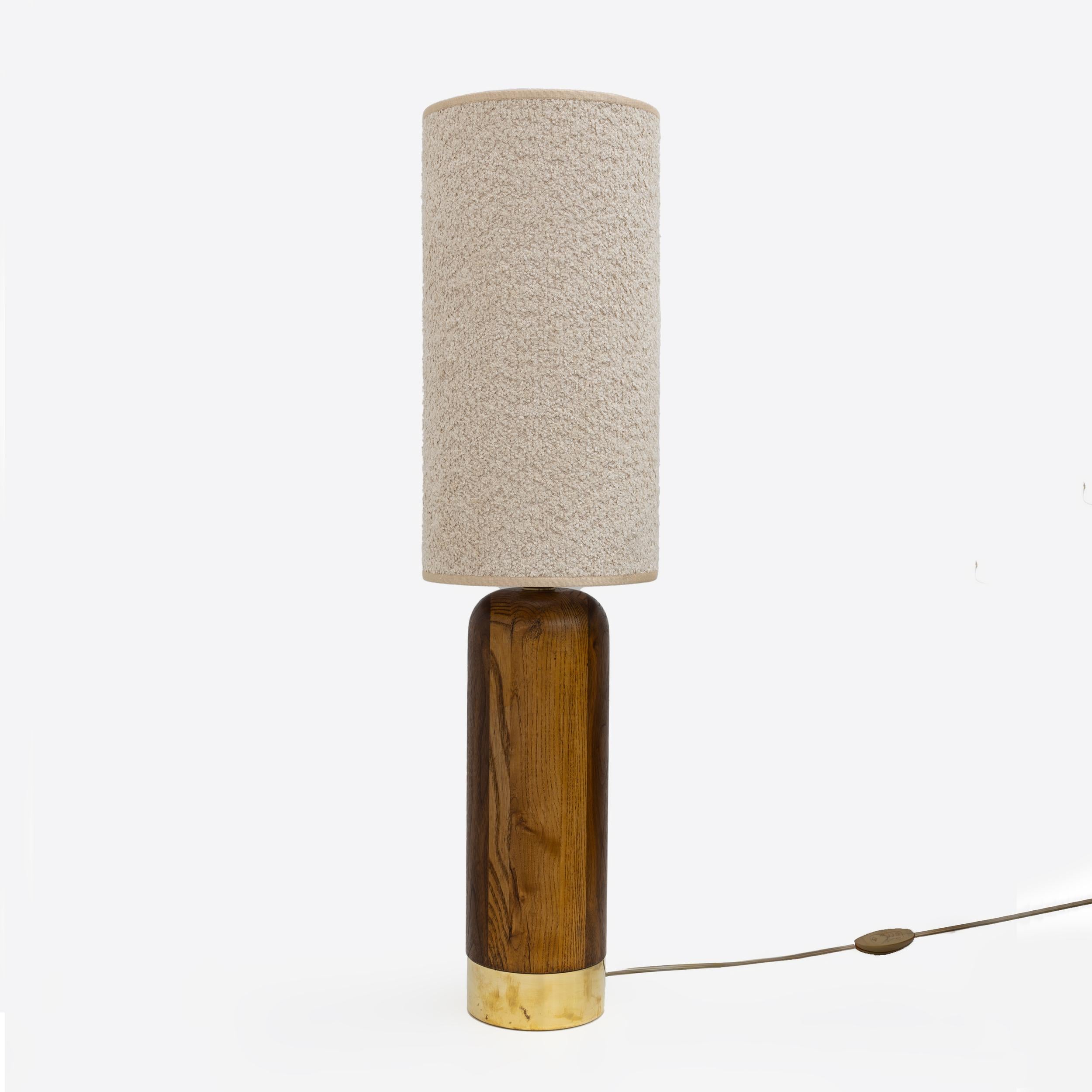 Pareja de lámparas de sobremesa cilíndricas, de madera y latón, estilo de mediados de siglo.