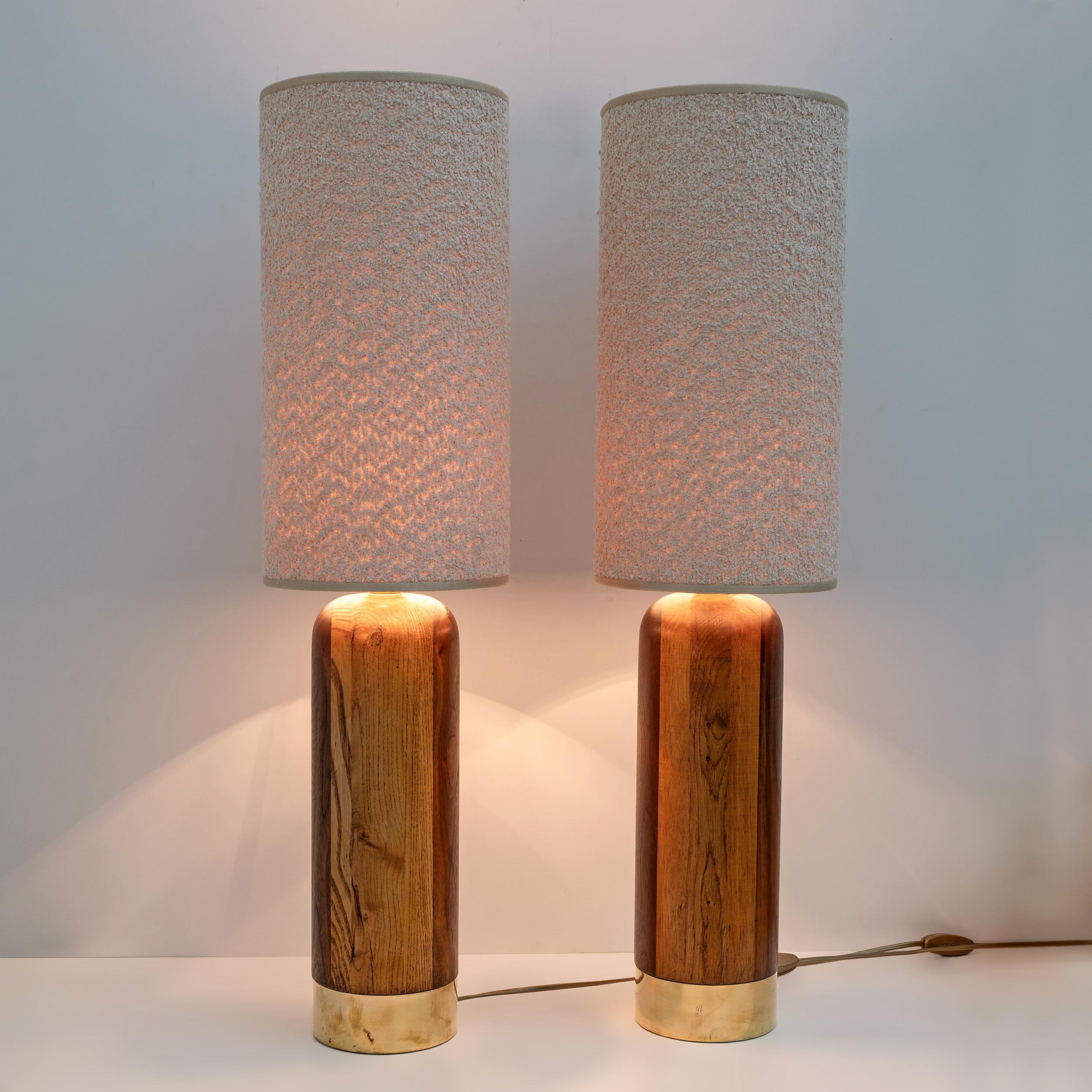 Pareja de lámparas de sobremesa italianas de madera y latón de estilo moderno de mediados de siglo Moderno de mediados de siglo en venta