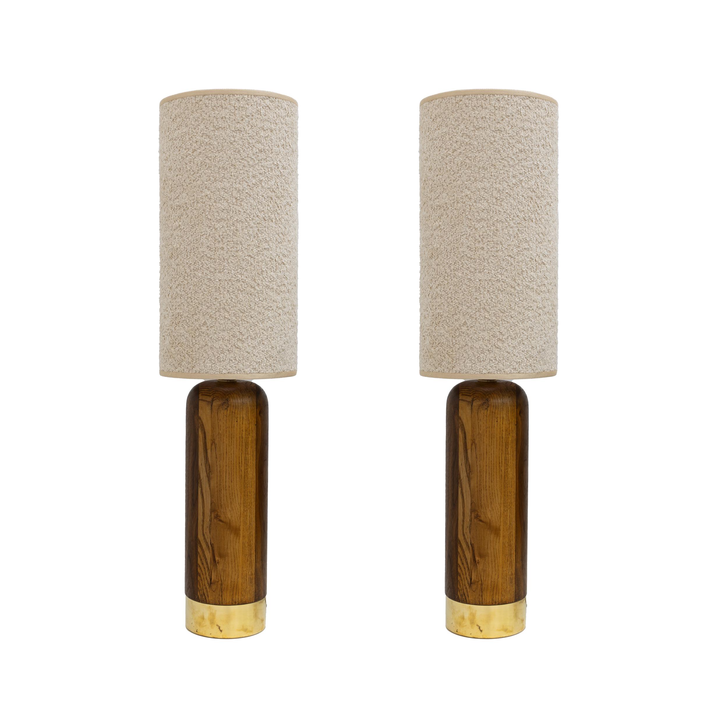 Pareja de lámparas de sobremesa italianas de madera y latón de estilo moderno de mediados de siglo Italiano en venta
