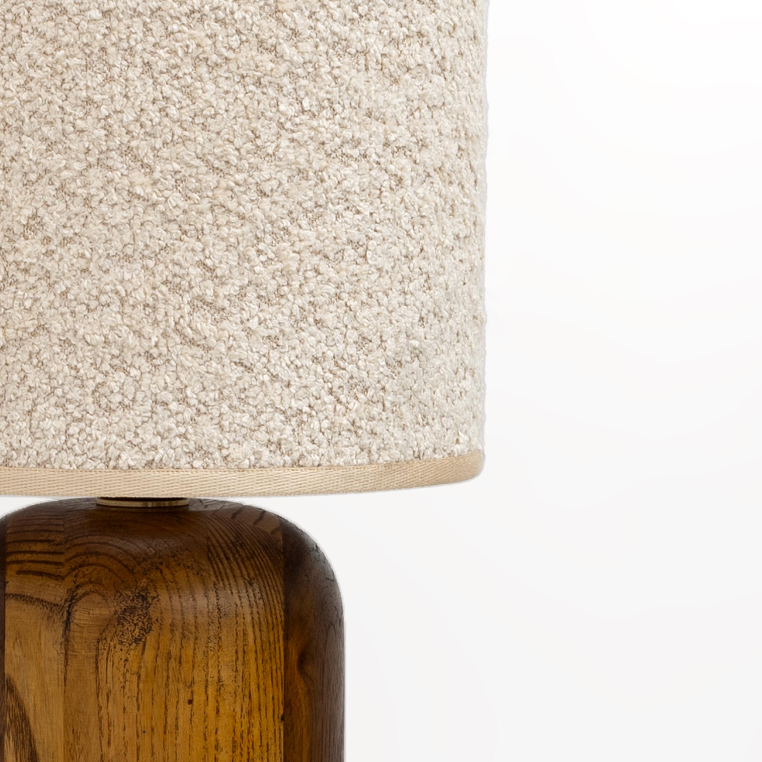 Pareja de lámparas de sobremesa italianas de madera y latón de estilo moderno de mediados de siglo en Bueno estado para la venta en Puglia, Puglia