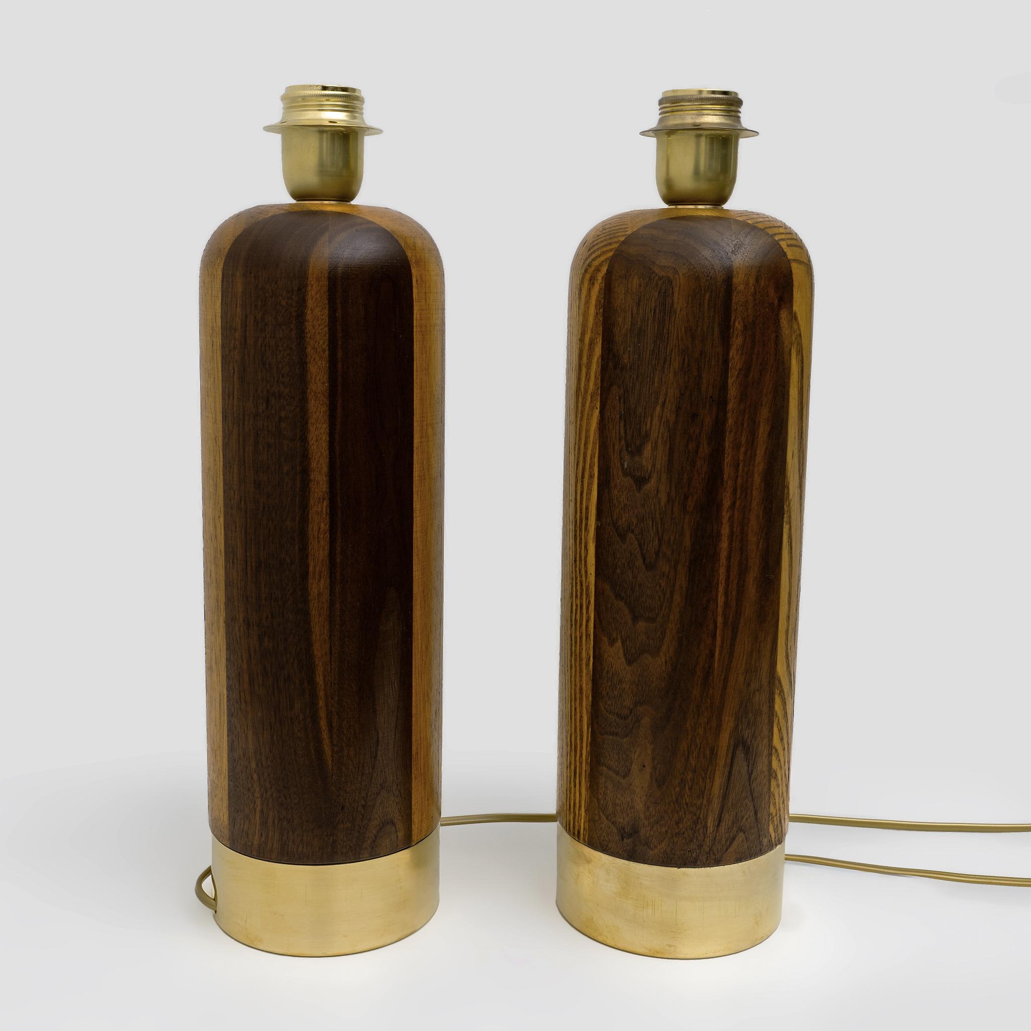 Pareja de lámparas de sobremesa italianas de madera y latón de estilo moderno de mediados de siglo finales del siglo XX en venta