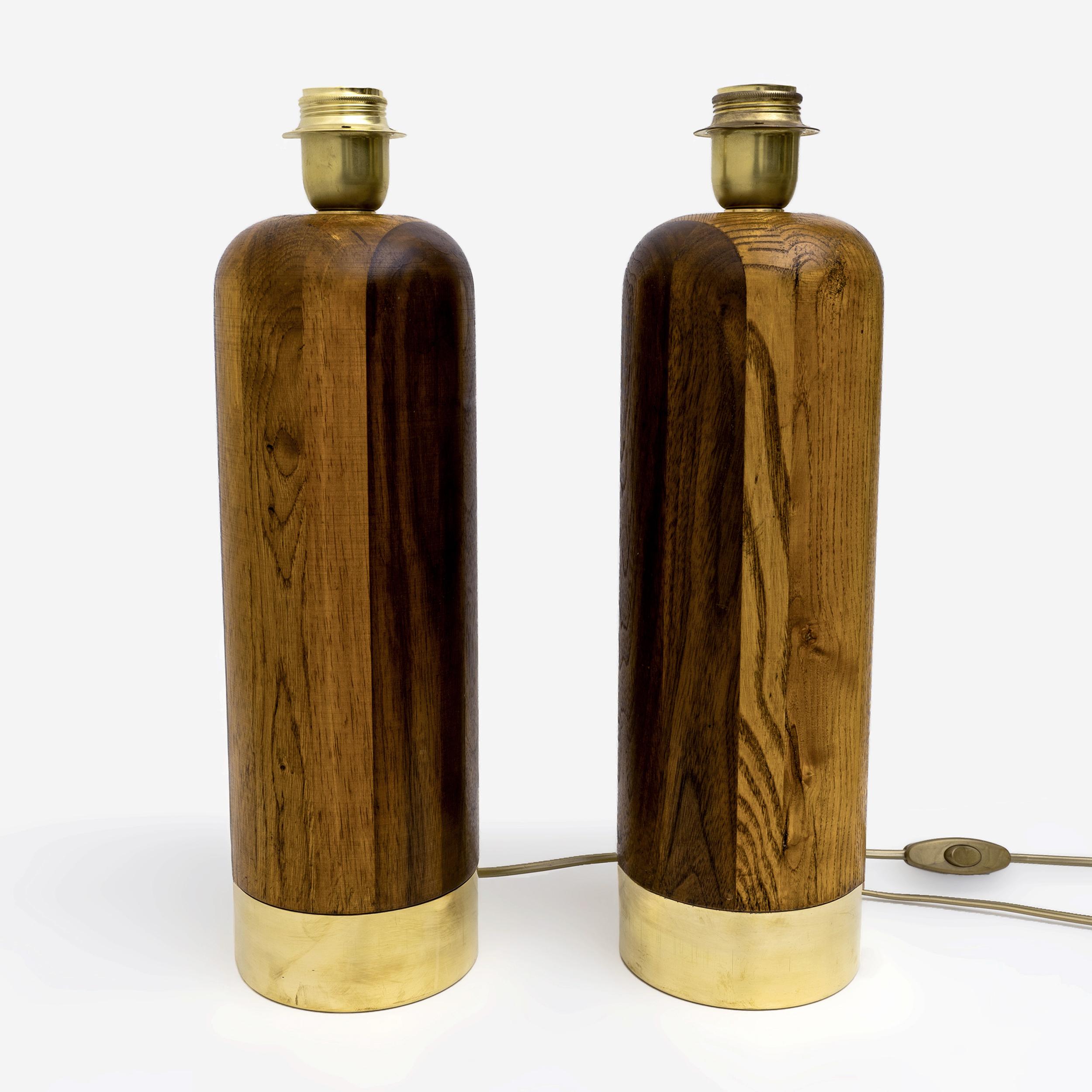 Pareja de lámparas de sobremesa italianas de madera y latón de estilo moderno de mediados de siglo Latón en venta