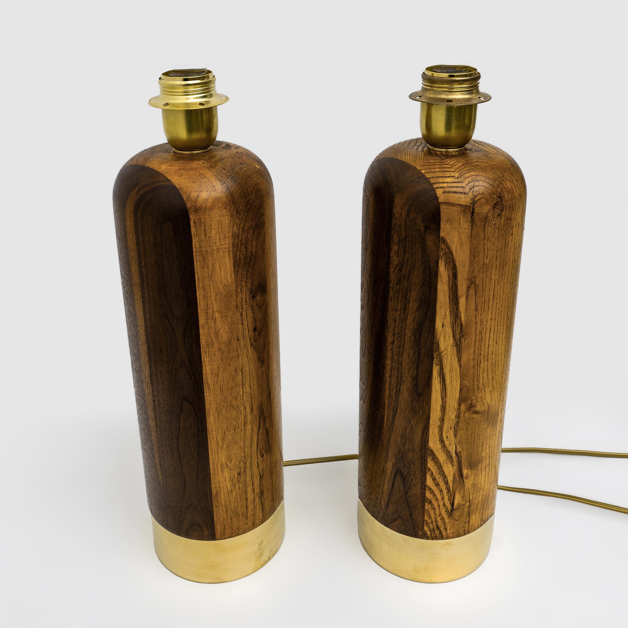 Pareja de lámparas de sobremesa italianas de madera y latón de estilo moderno de mediados de siglo en venta 1