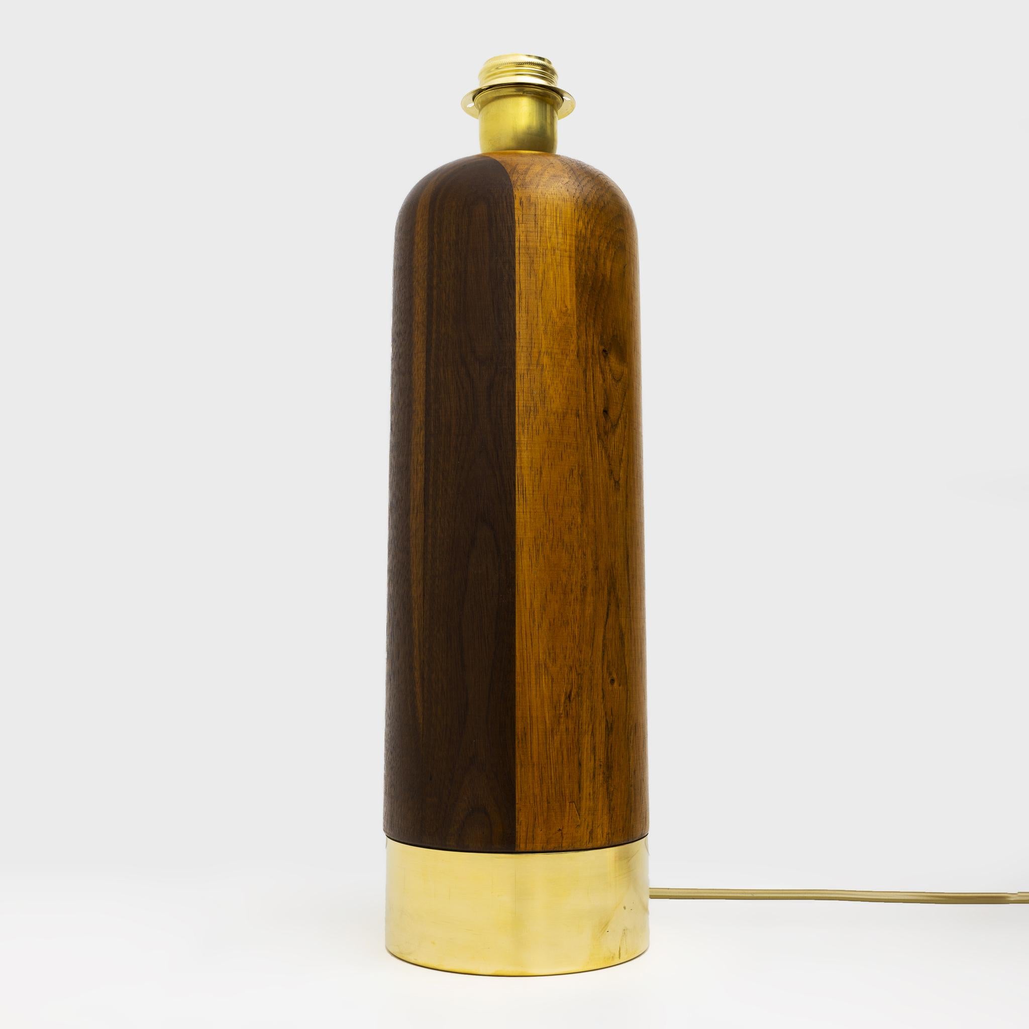 Pareja de lámparas de sobremesa italianas de madera y latón de estilo moderno de mediados de siglo en venta 2