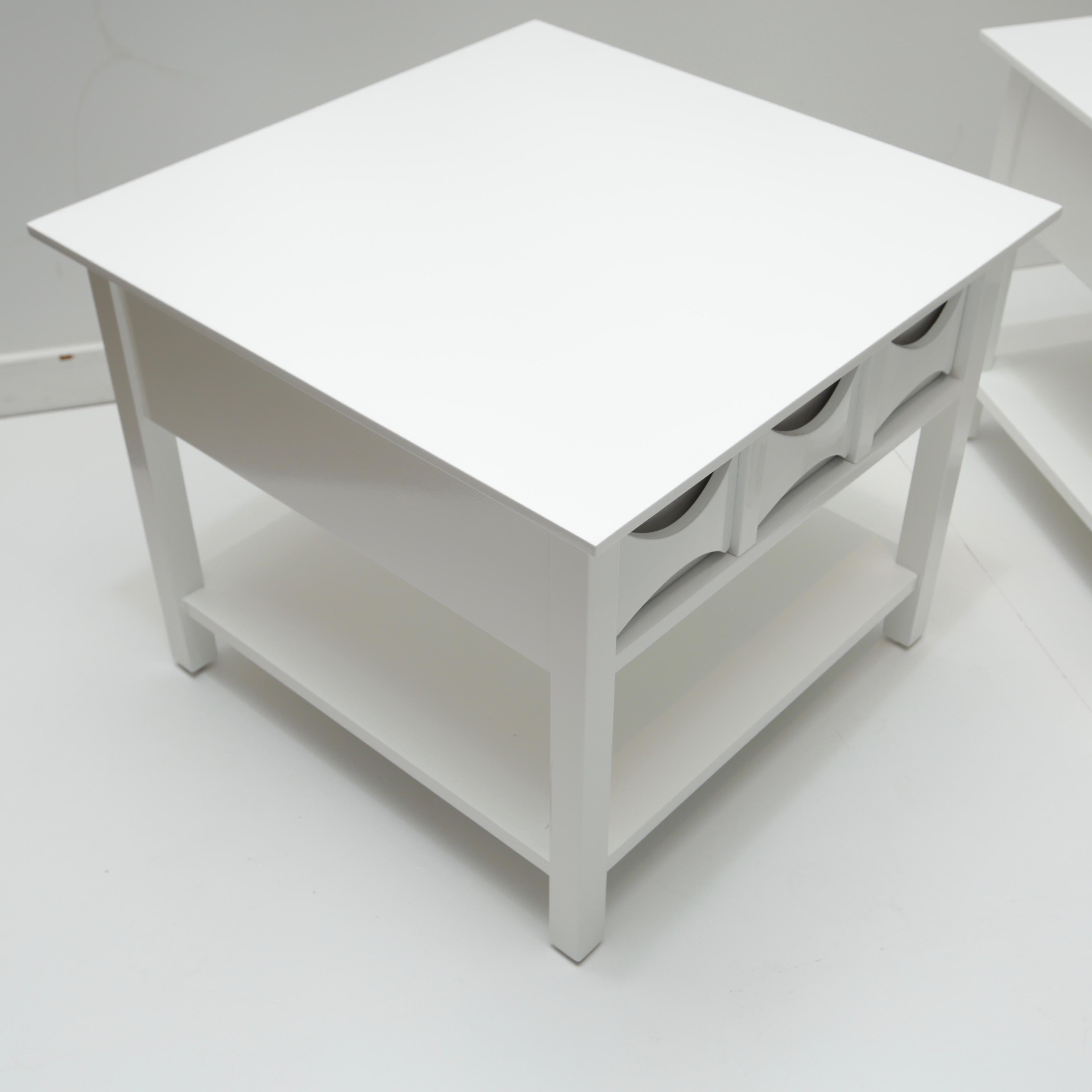 Lackierte Beistelltische im Mid-Century-Modern-Stil, Paar (Moderne der Mitte des Jahrhunderts) im Angebot