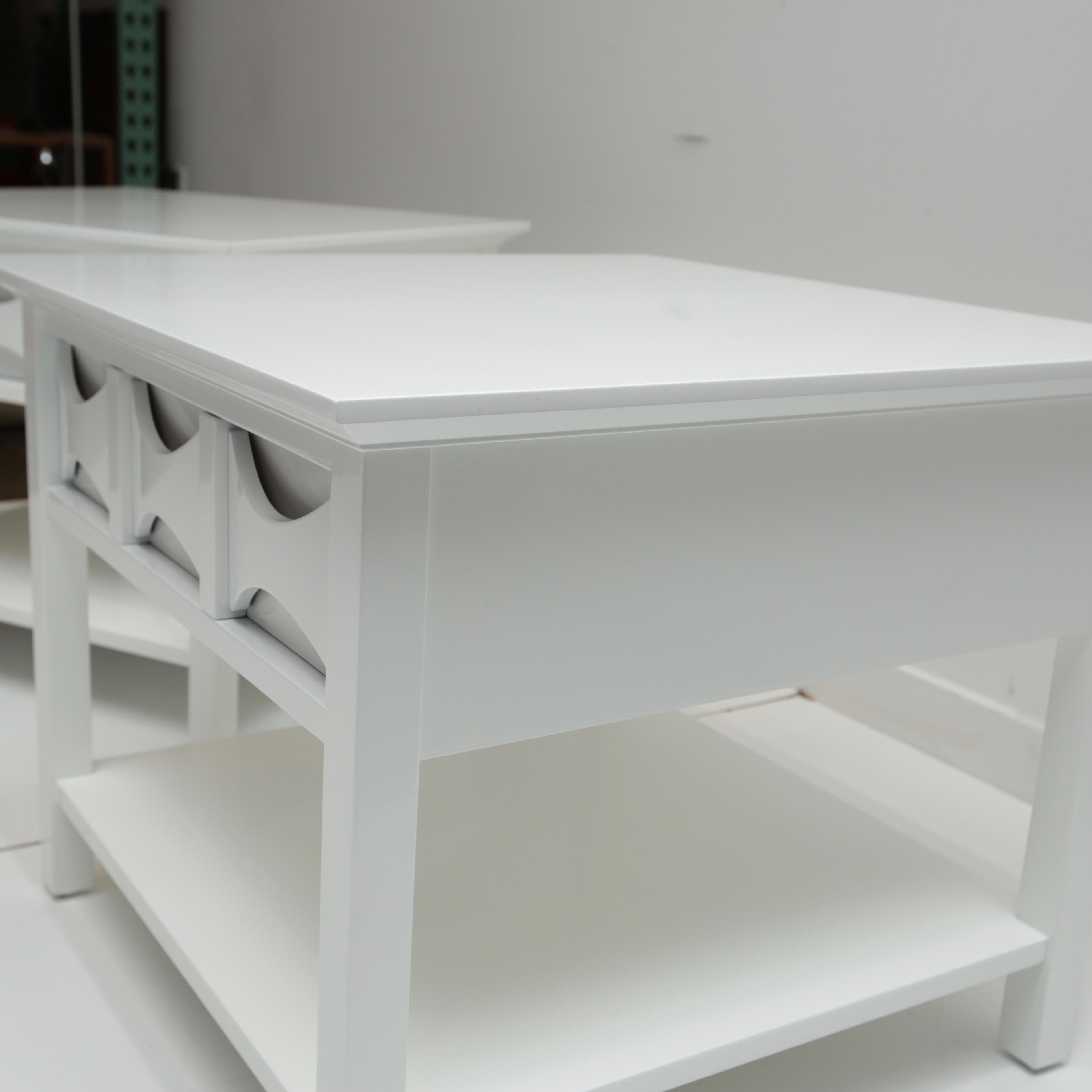 Lackierte Beistelltische im Mid-Century-Modern-Stil, Paar (amerikanisch) im Angebot