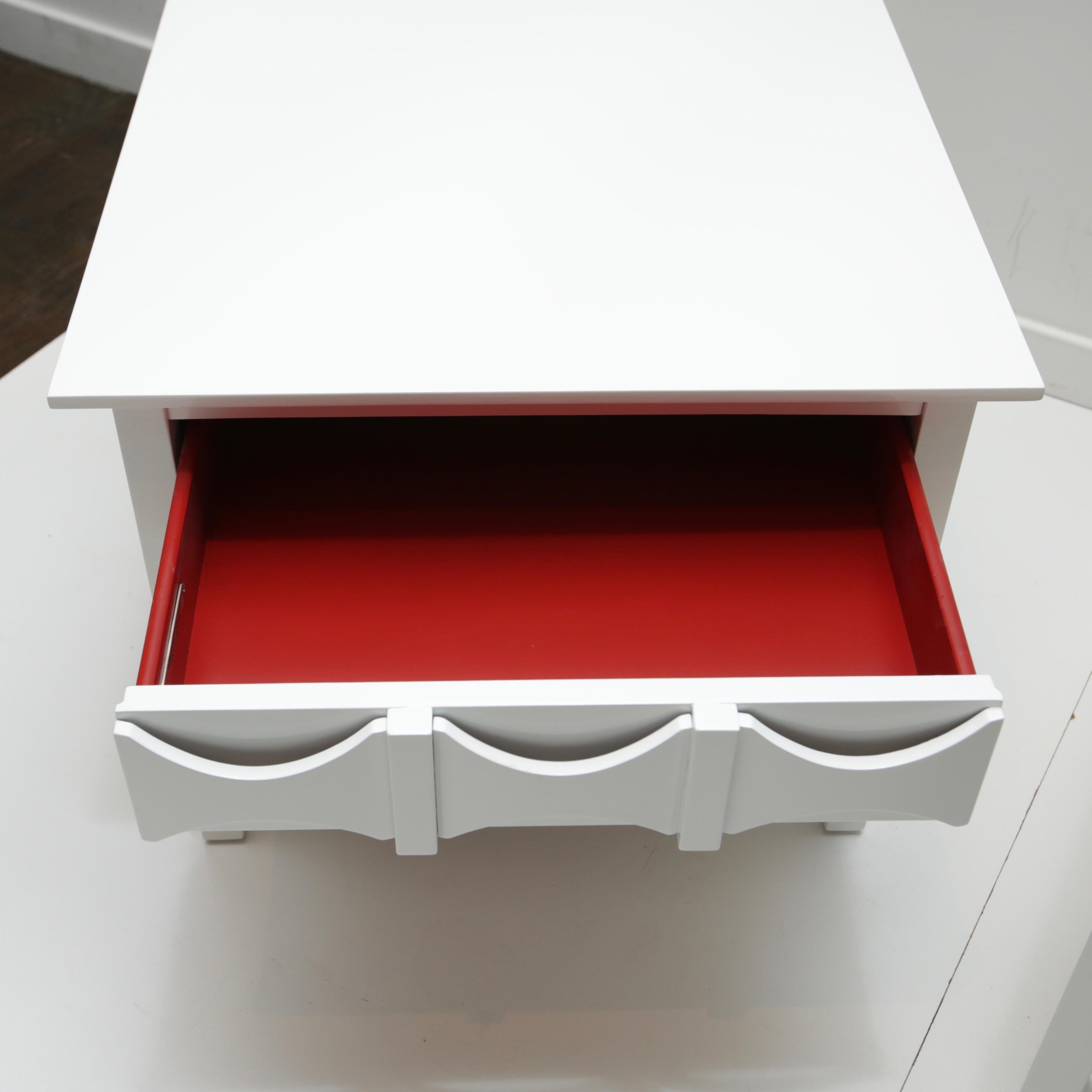 Lackierte Beistelltische im Mid-Century-Modern-Stil, Paar im Zustand „Hervorragend“ im Angebot in New London, CT