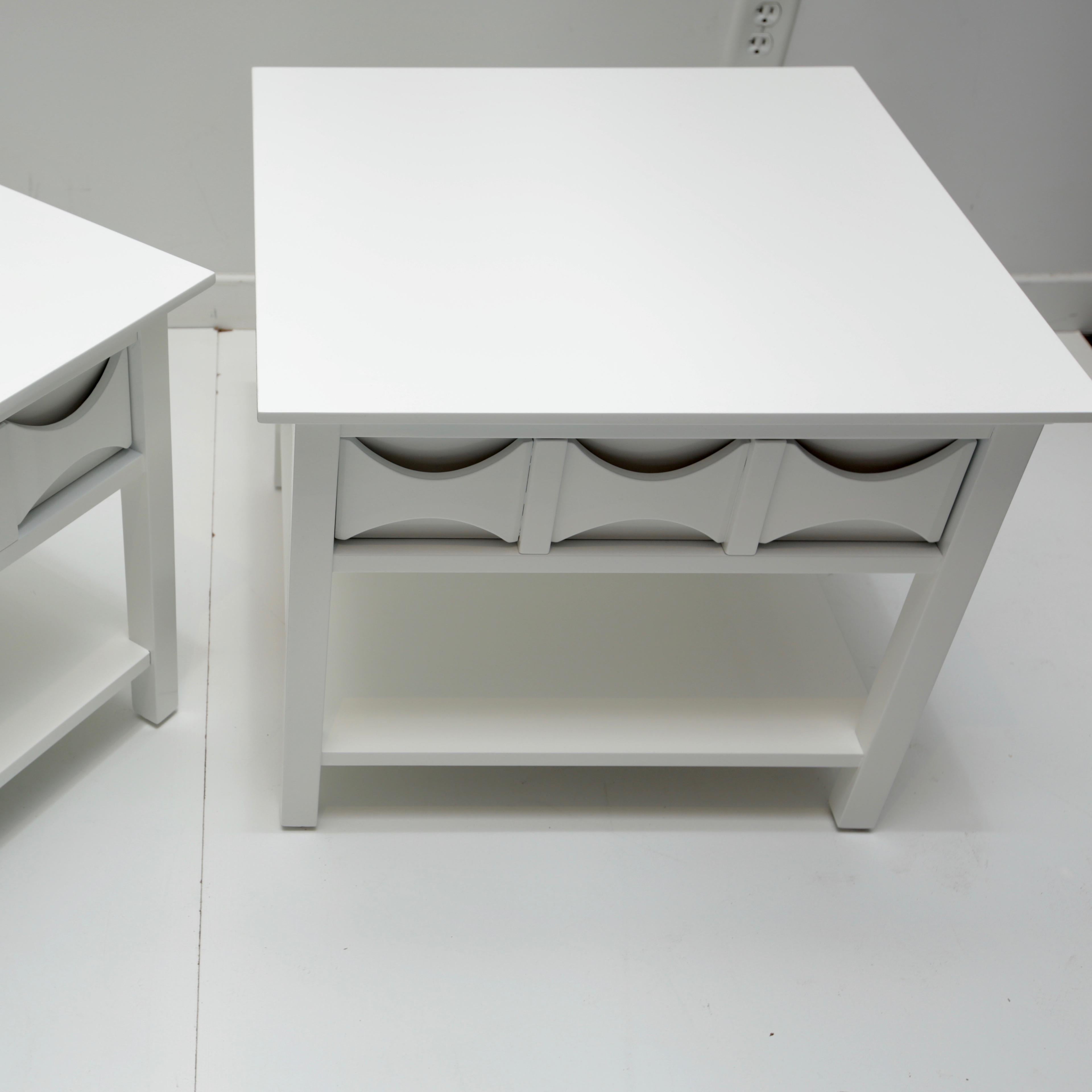 Lackierte Beistelltische im Mid-Century-Modern-Stil, Paar im Angebot 1