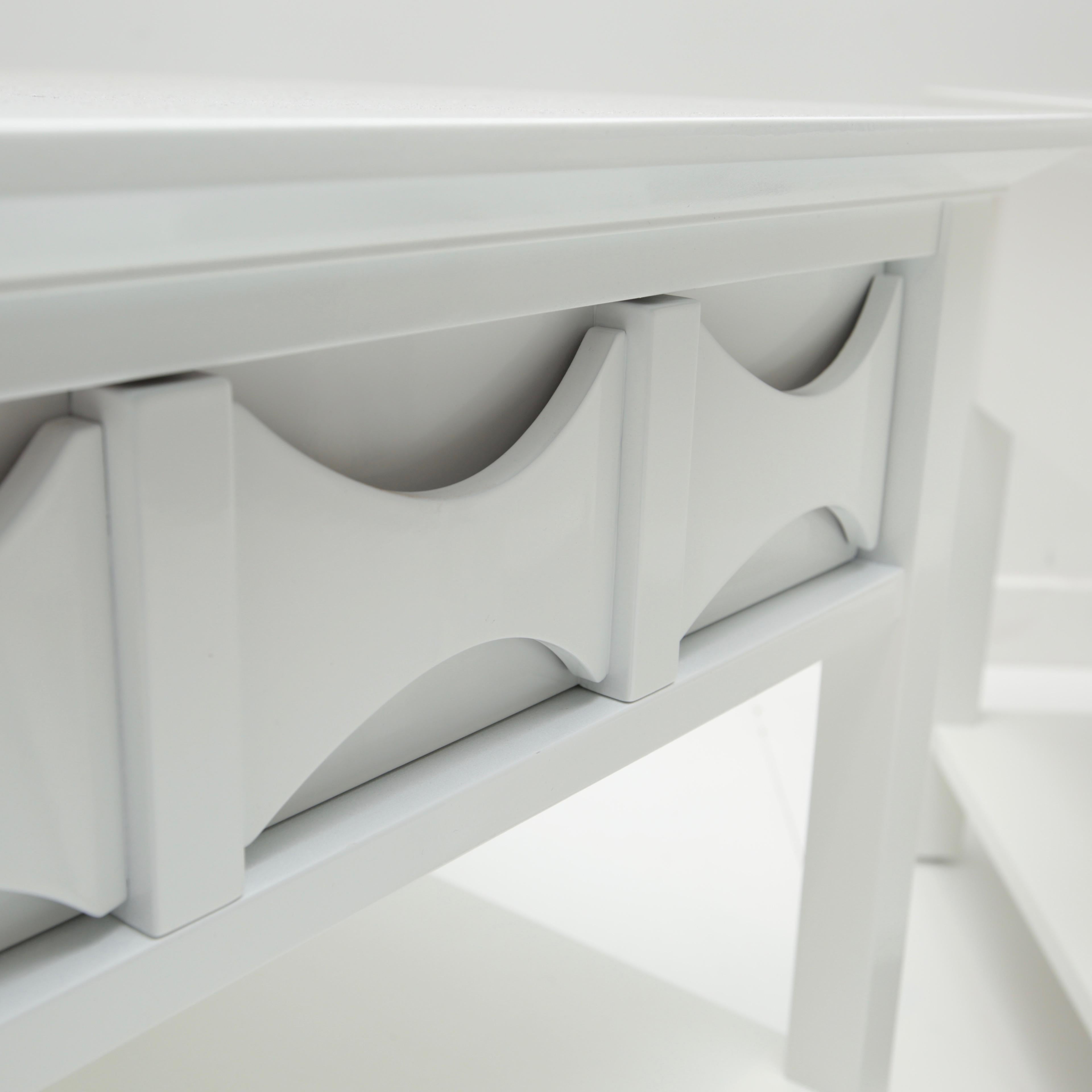 Lackierte Beistelltische im Mid-Century-Modern-Stil, Paar im Angebot 2