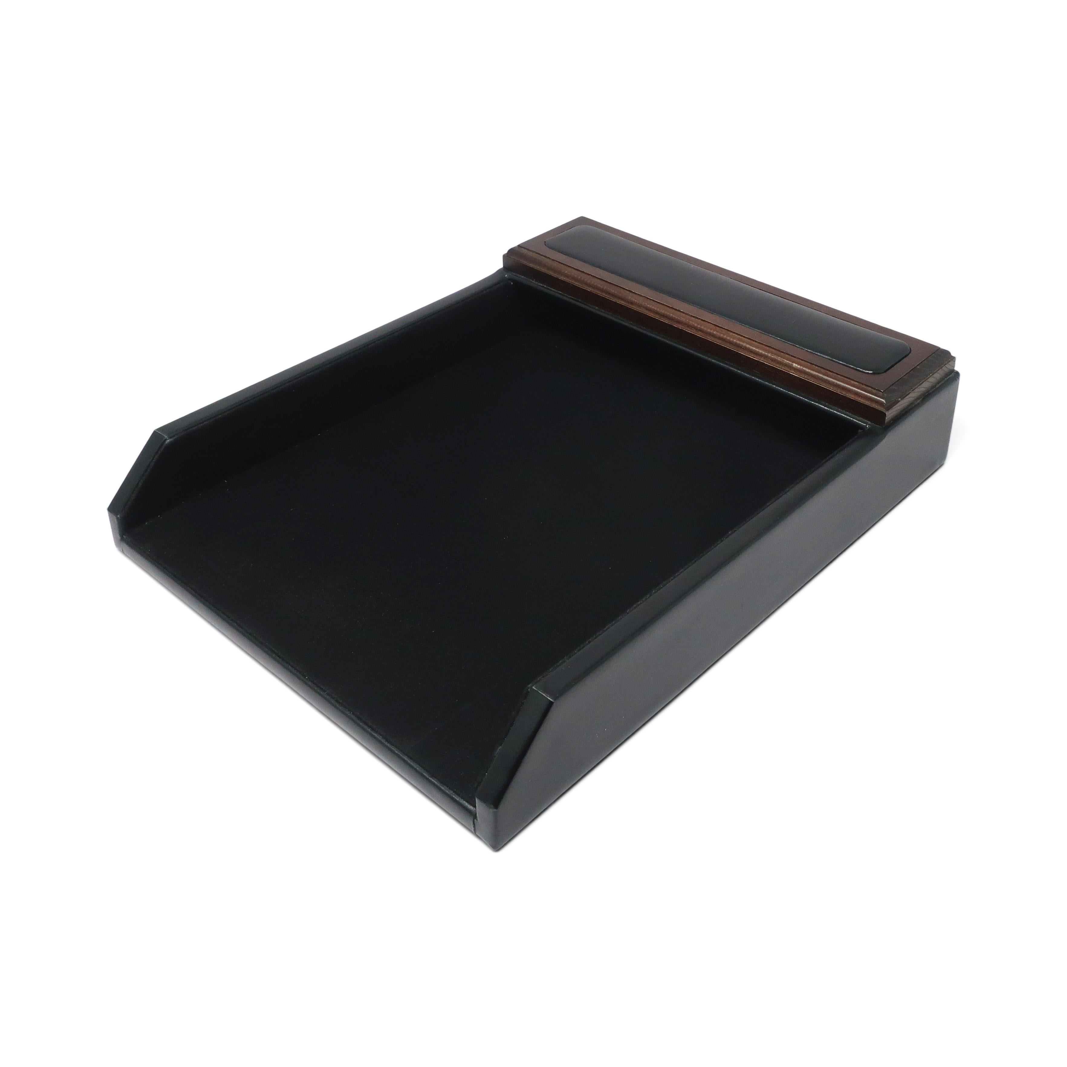 Paar Mid-Century Modern Style Leder & Walnuss Papier Tablett im Zustand „Gut“ im Angebot in Brooklyn, NY