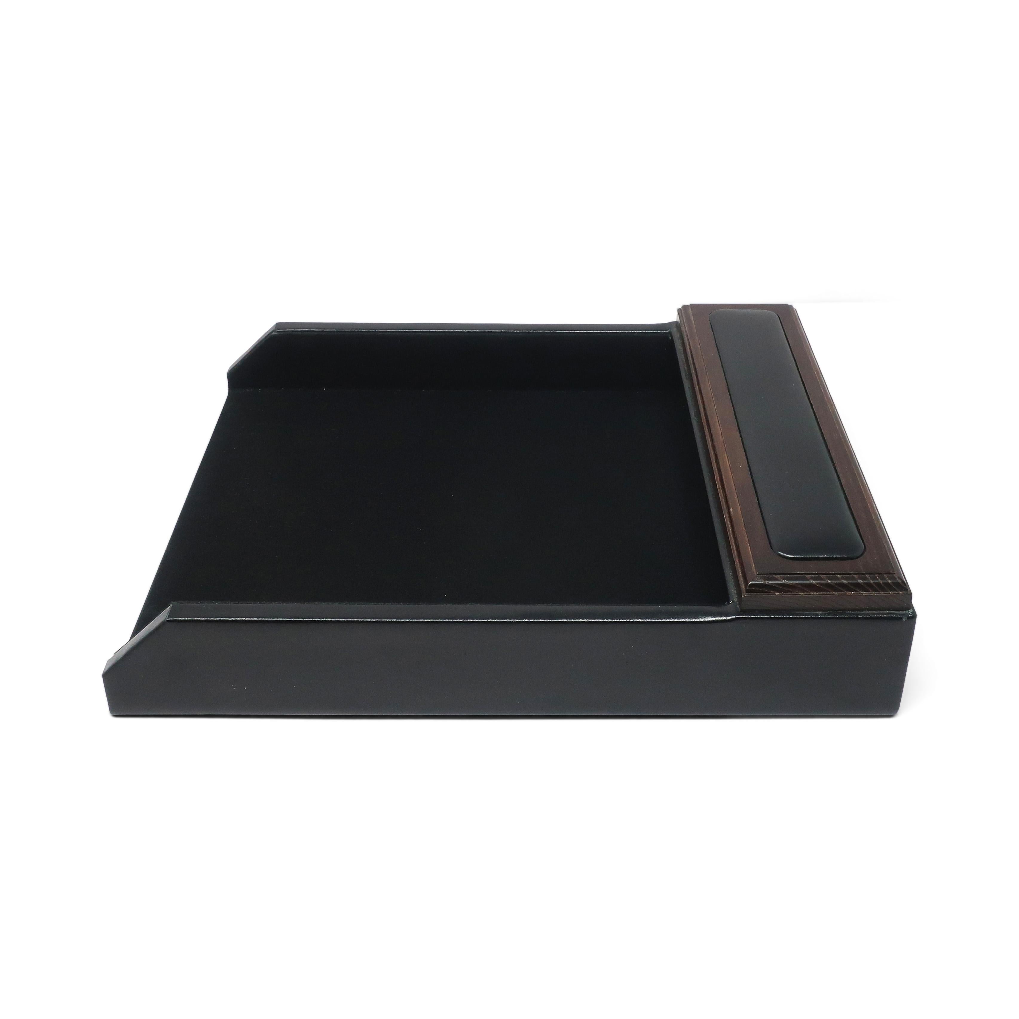 Paar Mid-Century Modern Style Leder & Walnuss Papier Tablett (Holz) im Angebot