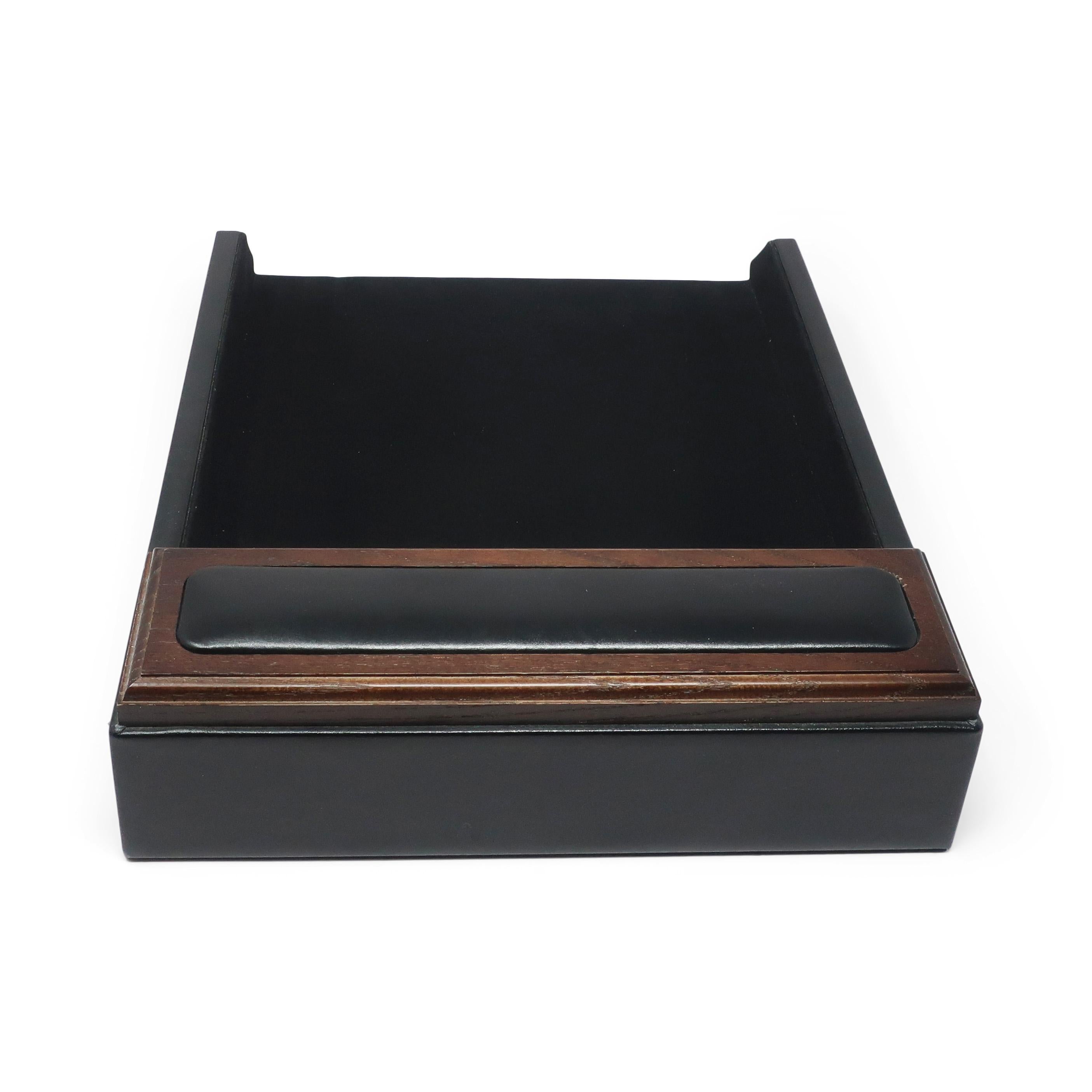 Paar Mid-Century Modern Style Leder & Walnuss Papier Tablett im Angebot 1