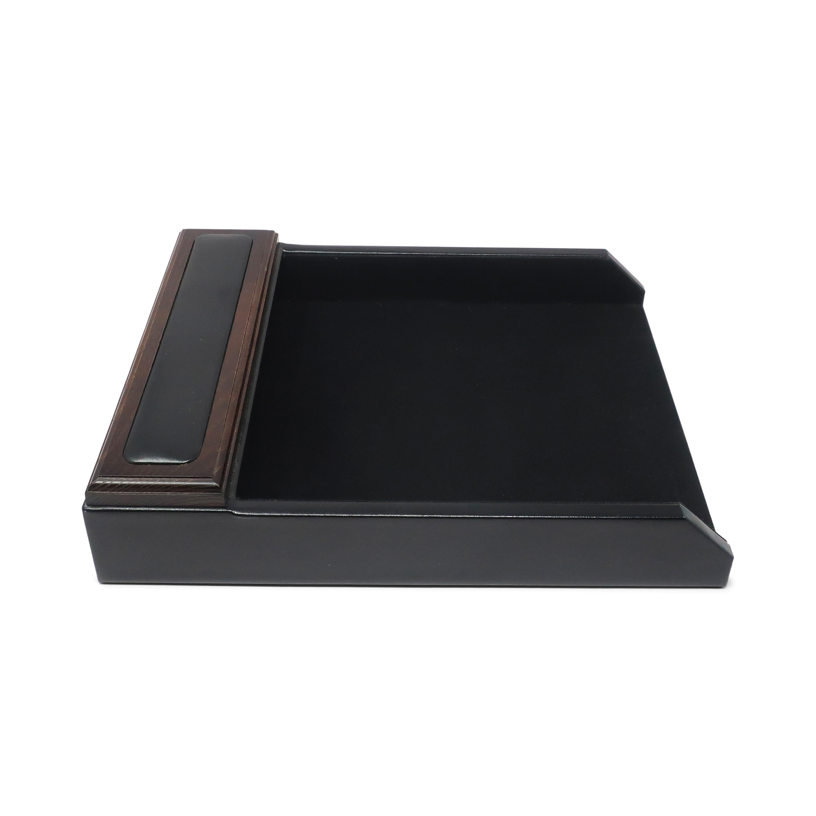 Paar Mid-Century Modern Style Leder & Walnuss Papier Tablett im Angebot 2