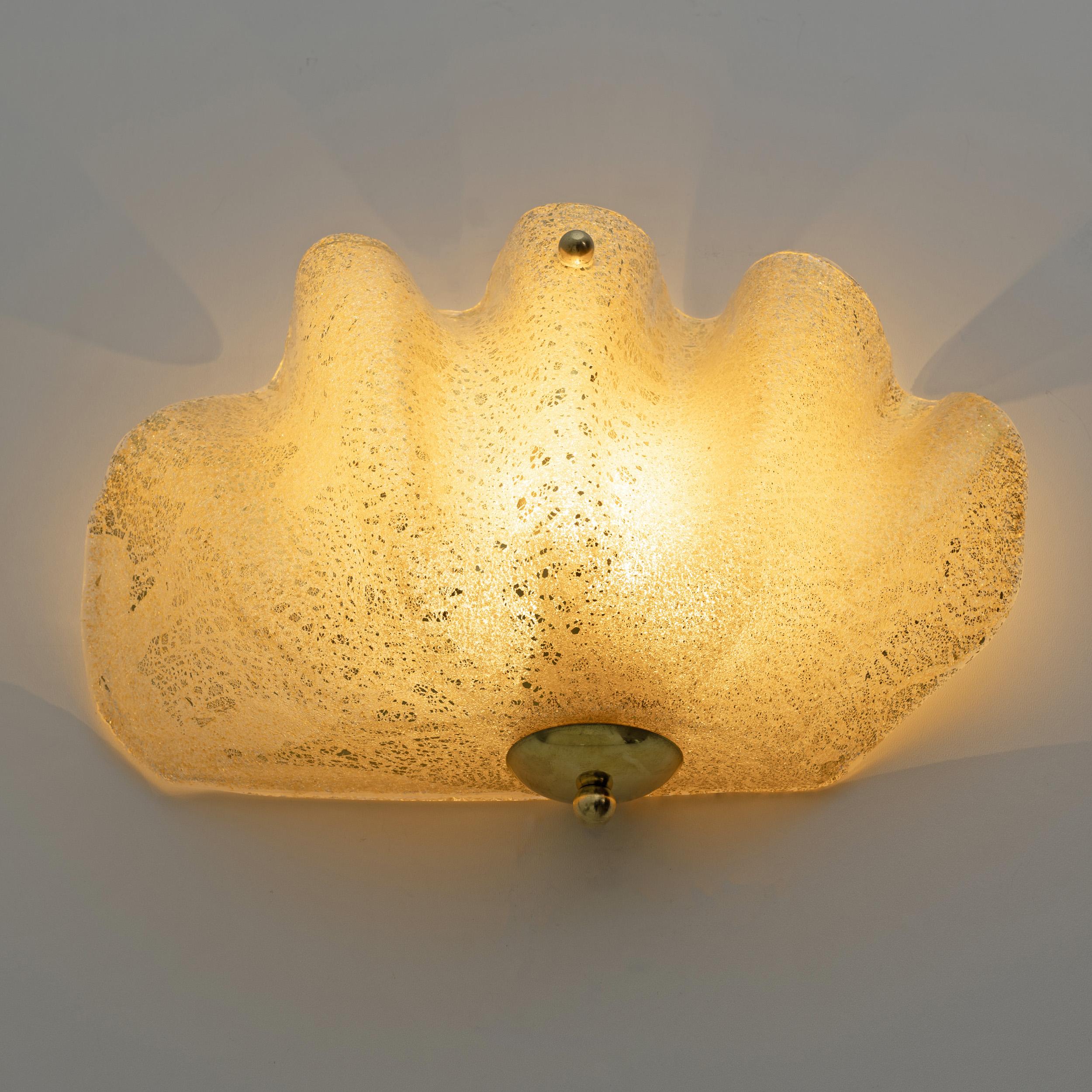 Italiano Coppia di lampade a conchiglia in vetro di Murano in stile metà secolo moderno in vendita