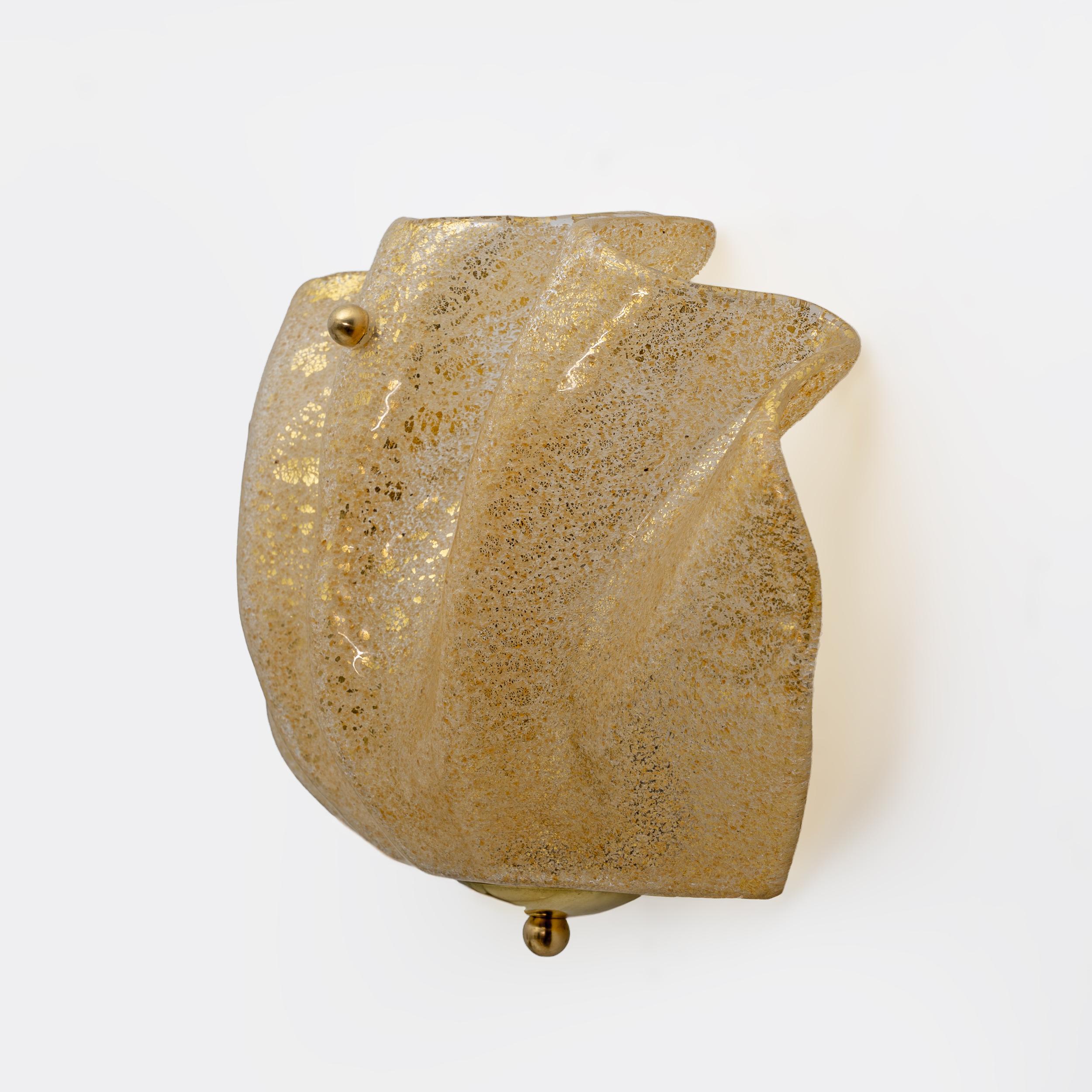 Ottone Coppia di lampade a conchiglia in vetro di Murano in stile metà secolo moderno in vendita