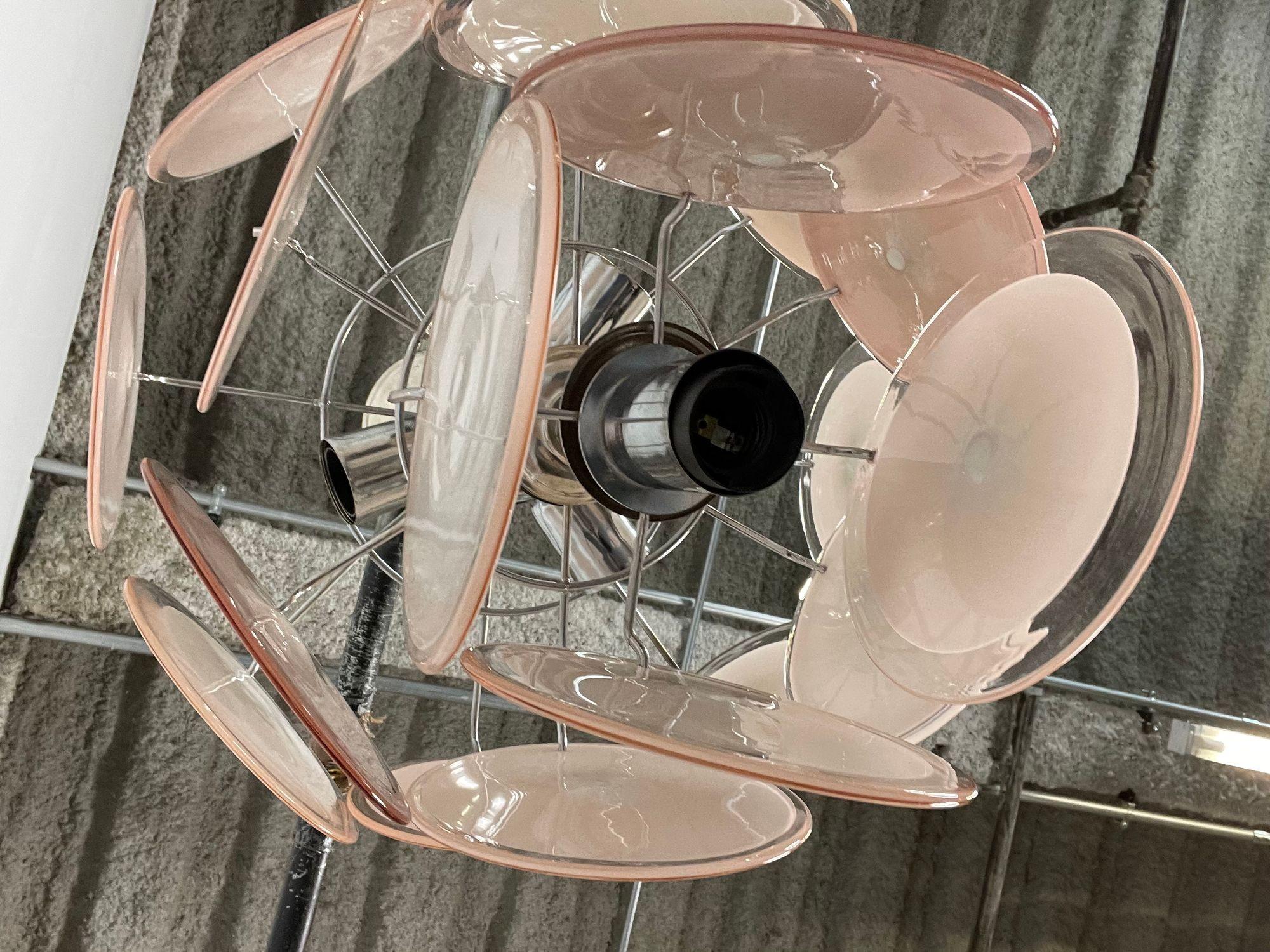 Coppia di piccoli lampadari a disco in vetro di Murano rosa in stile metà secolo moderno in vendita 6