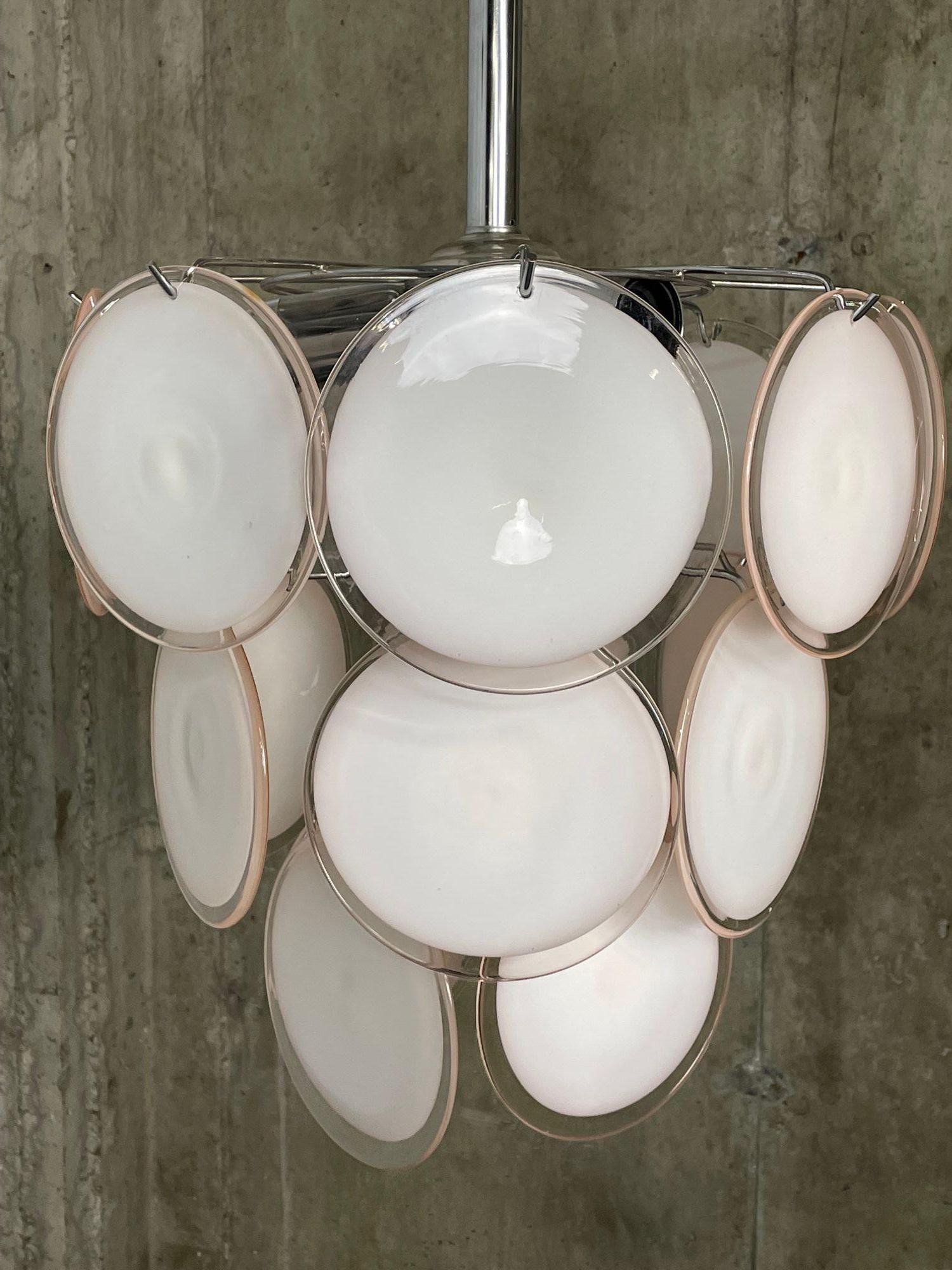 Coppia di piccoli lampadari a disco in vetro di Murano rosa in stile metà secolo moderno In condizioni buone in vendita a Manhasset, NY