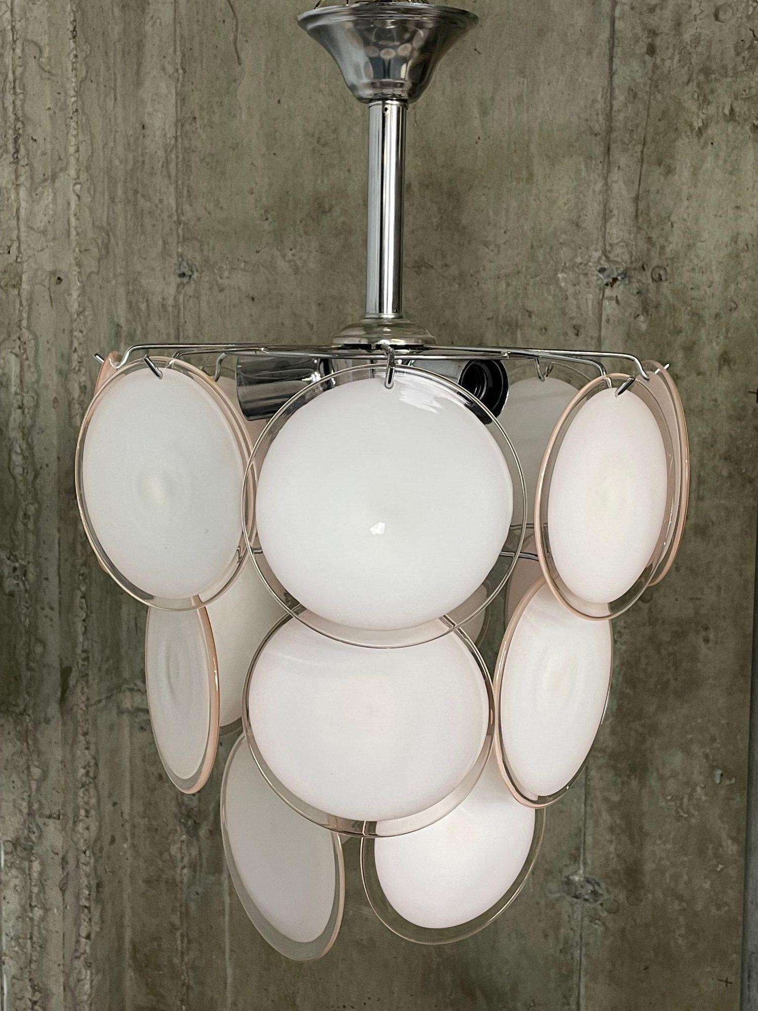 Metà XX secolo Coppia di piccoli lampadari a disco in vetro di Murano rosa in stile metà secolo moderno in vendita