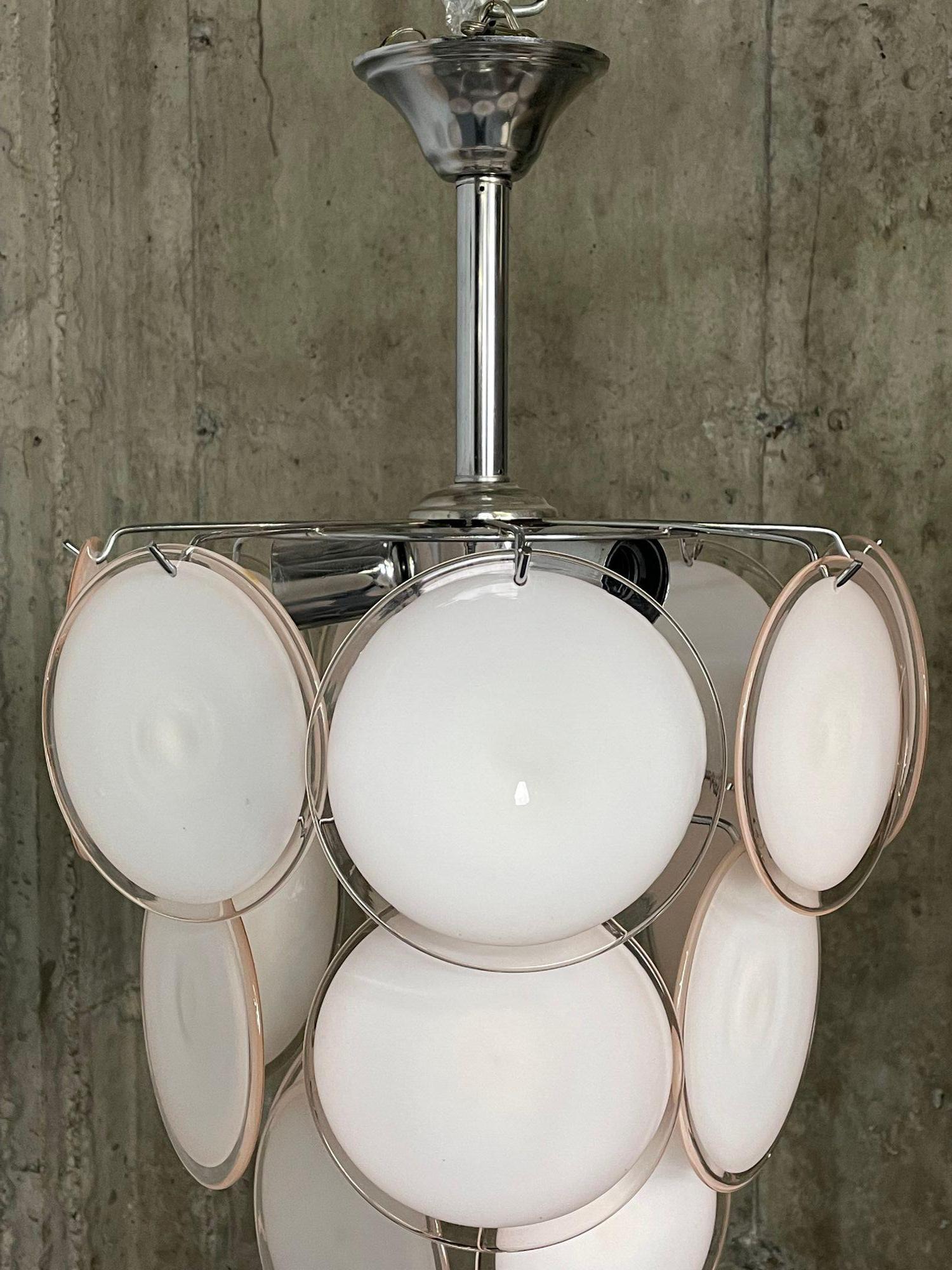 Acciaio Coppia di piccoli lampadari a disco in vetro di Murano rosa in stile metà secolo moderno in vendita