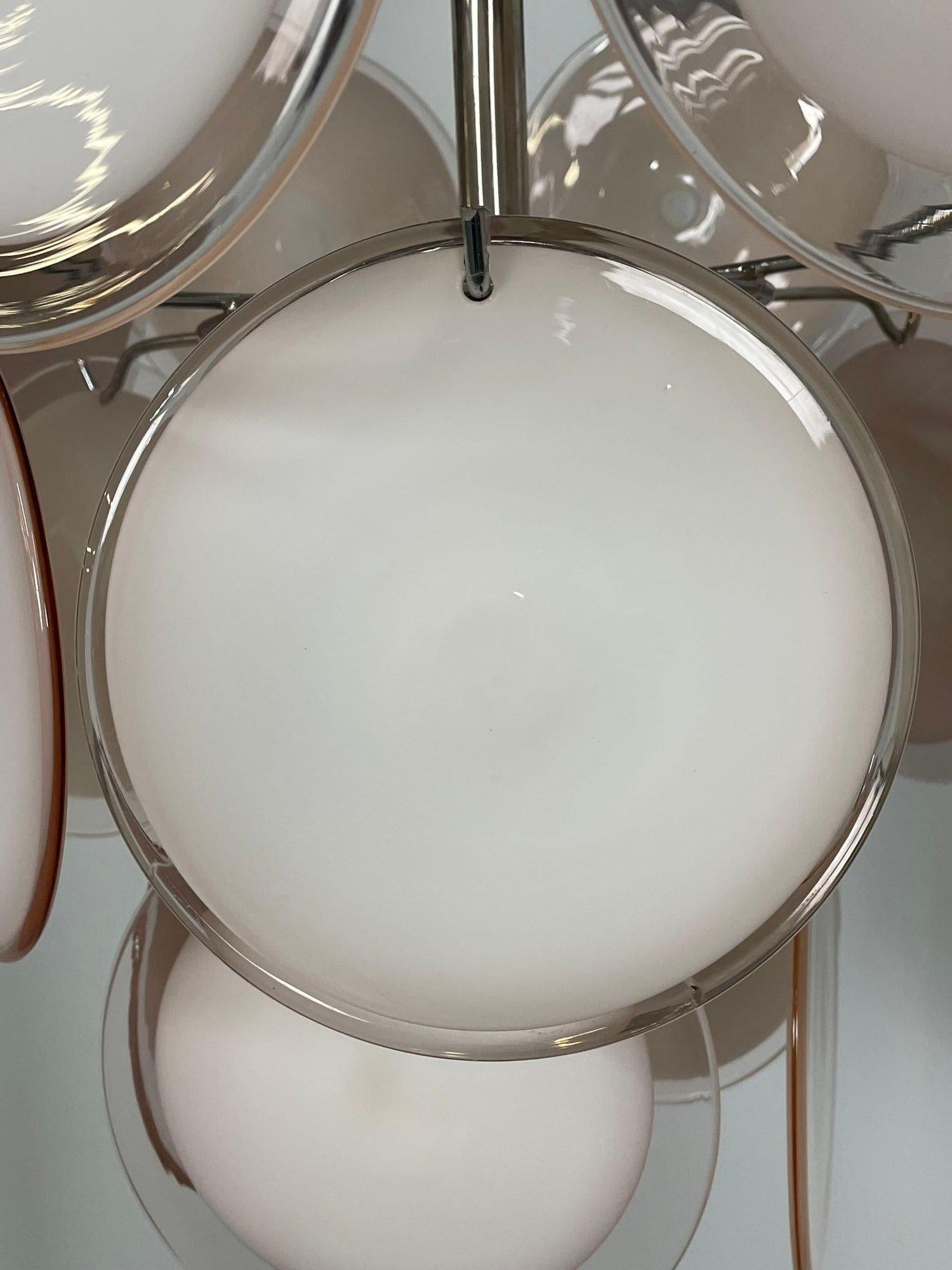 Coppia di piccoli lampadari a disco in vetro di Murano rosa in stile metà secolo moderno in vendita 1