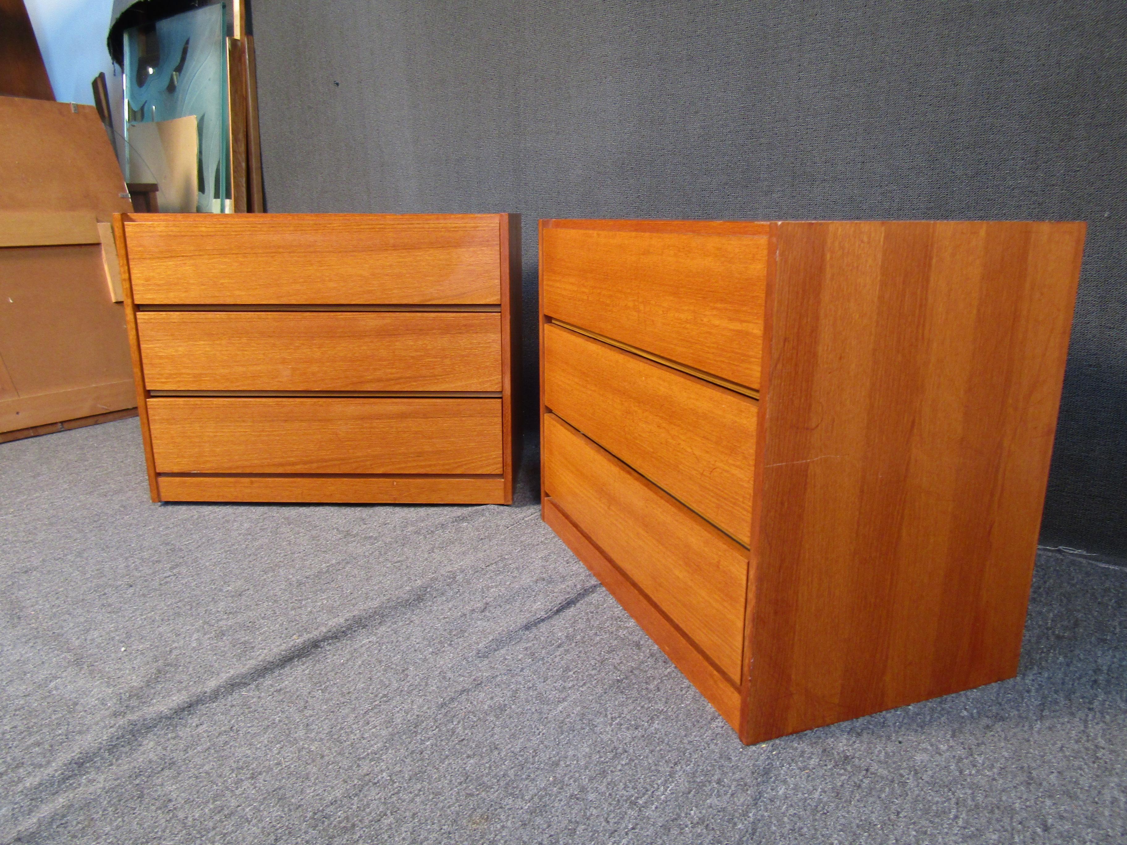 Pair of Mid-Century Modern Style Teak Dressers In Good Condition For Sale In Brooklyn, NY