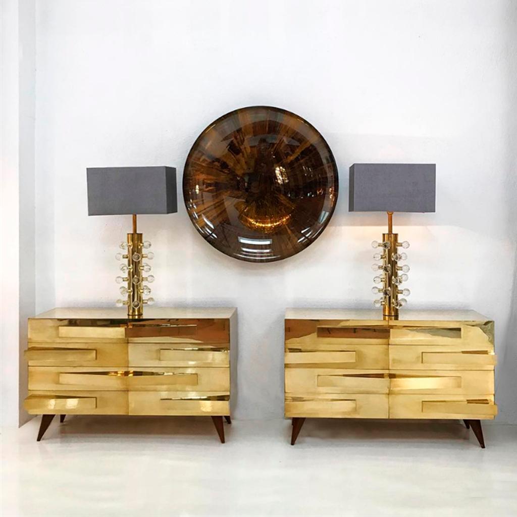 Coppia di comò italiani in legno e ottone in stile metà secolo moderno in vendita 6