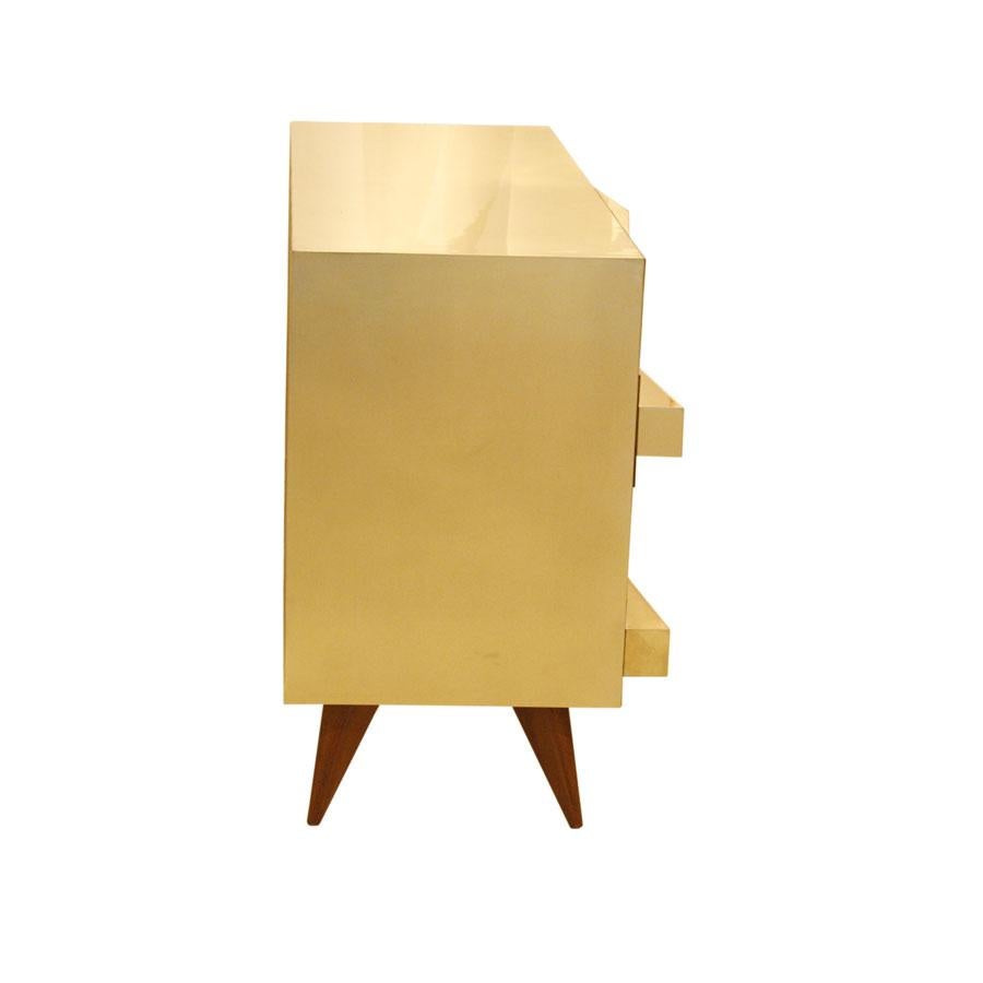XXI secolo e contemporaneo Coppia di comò italiani in legno e ottone in stile metà secolo moderno in vendita