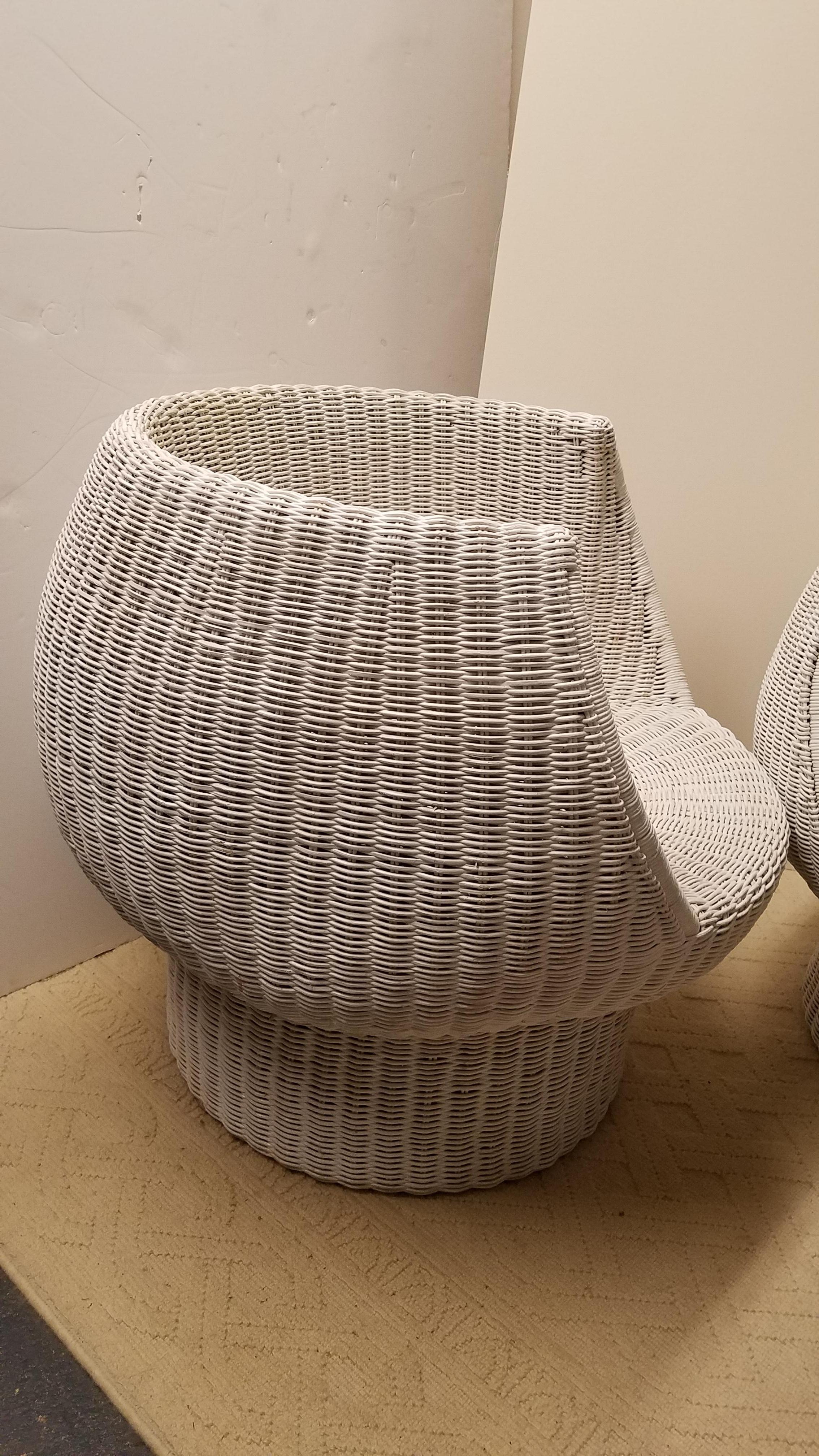 Pair of Mid-Century Modern Super Cool White Wicker Bubble Chairs In Good Condition In Hopewell, NJ