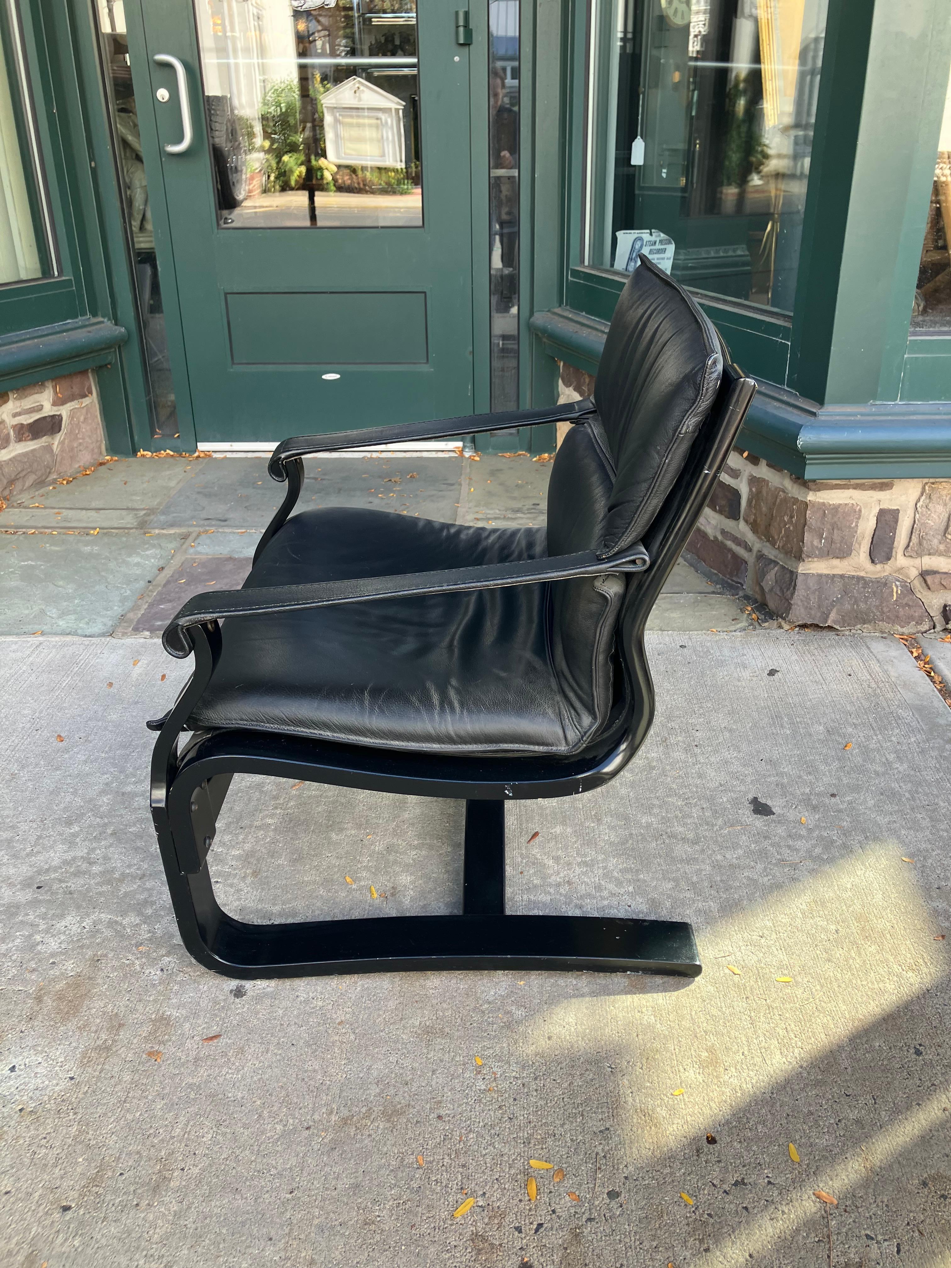 Paire de chaises longues suédoises en cuir noir Ake Fribytter du milieu du siècle dernier en vente 3