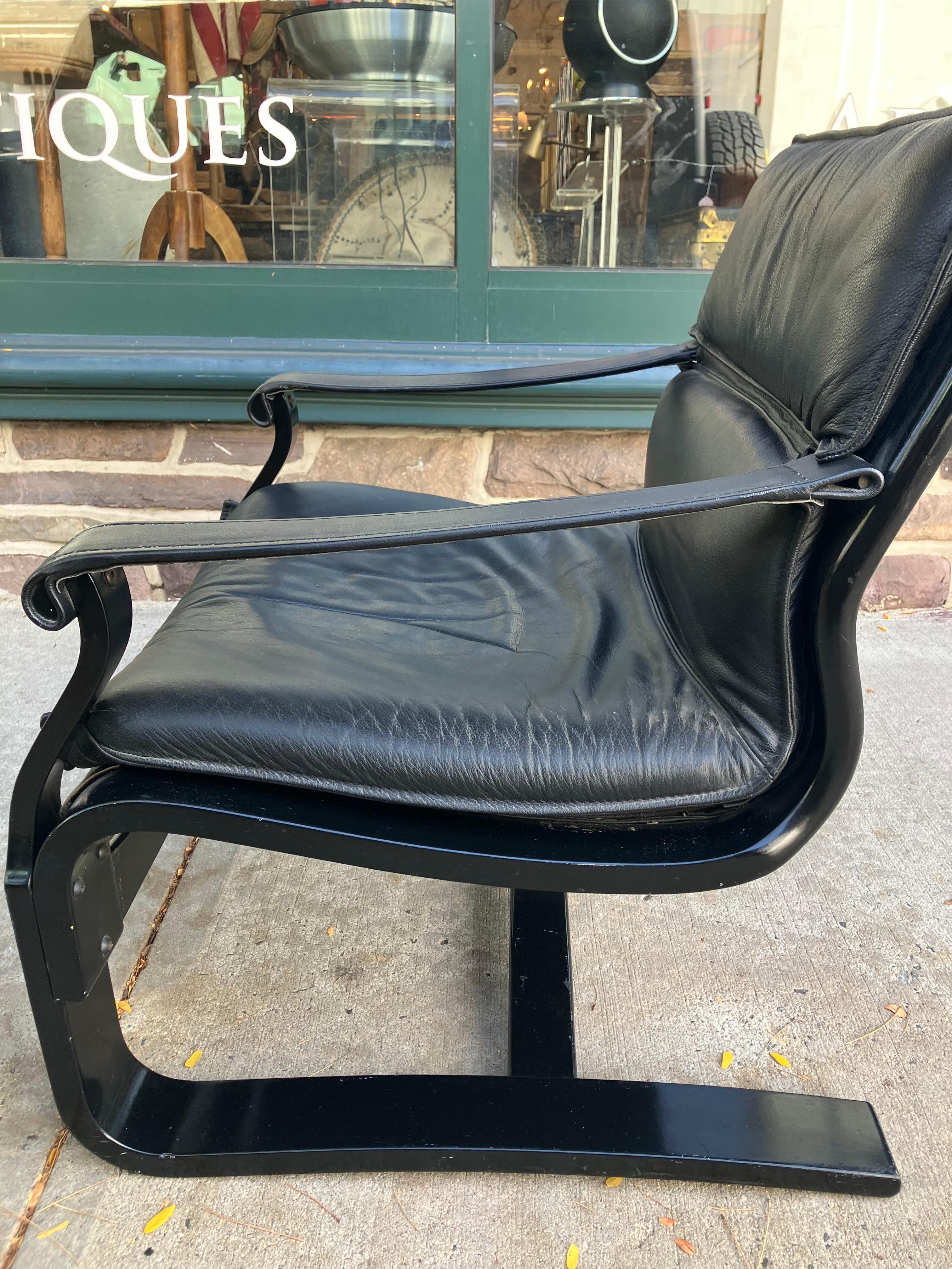 Paire de chaises longues suédoises en cuir noir Ake Fribytter du milieu du siècle dernier en vente 5