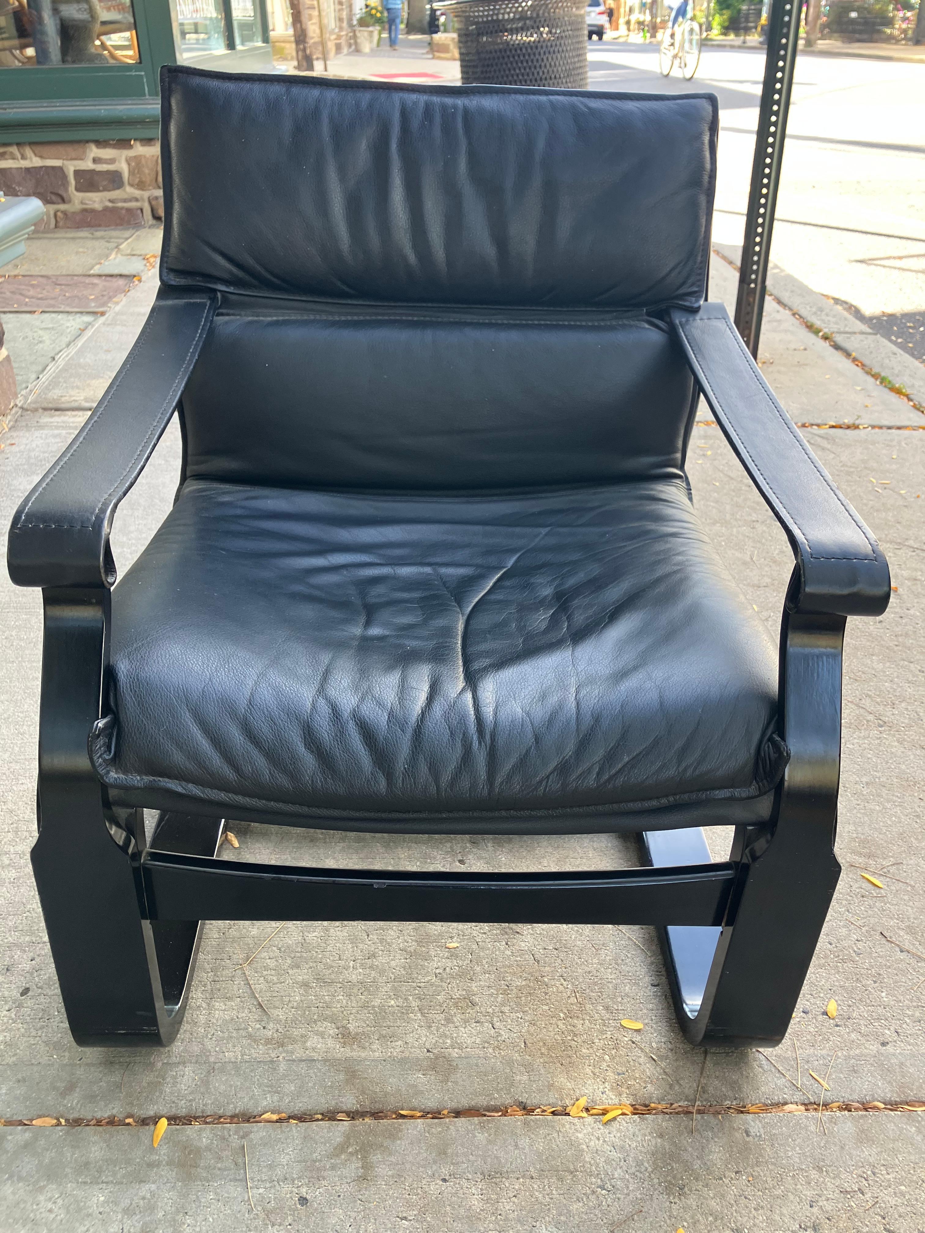 Paire de chaises longues suédoises en cuir noir Ake Fribytter du milieu du siècle dernier en vente 6