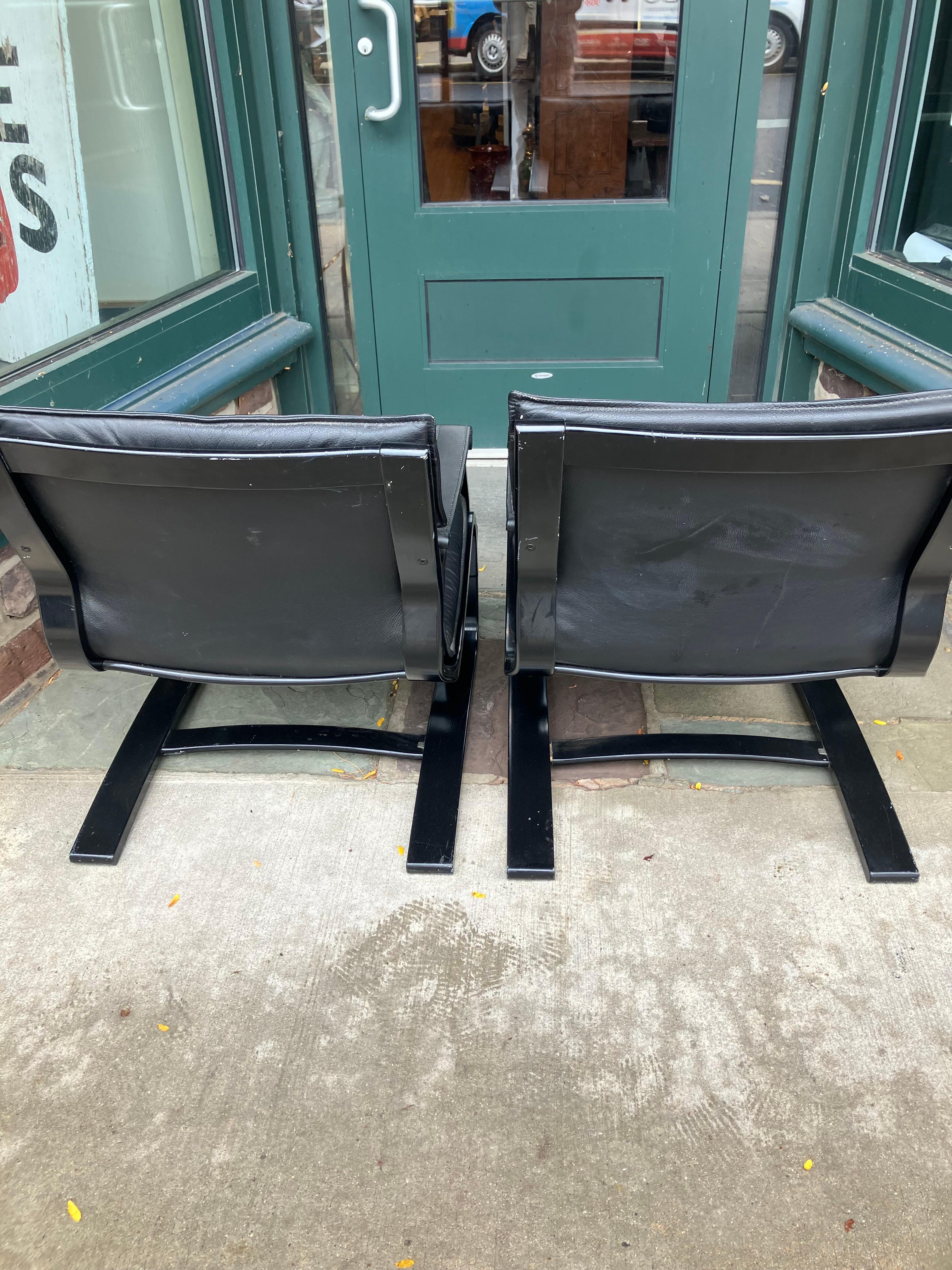 Paire de chaises longues suédoises en cuir noir Ake Fribytter du milieu du siècle dernier en vente 8