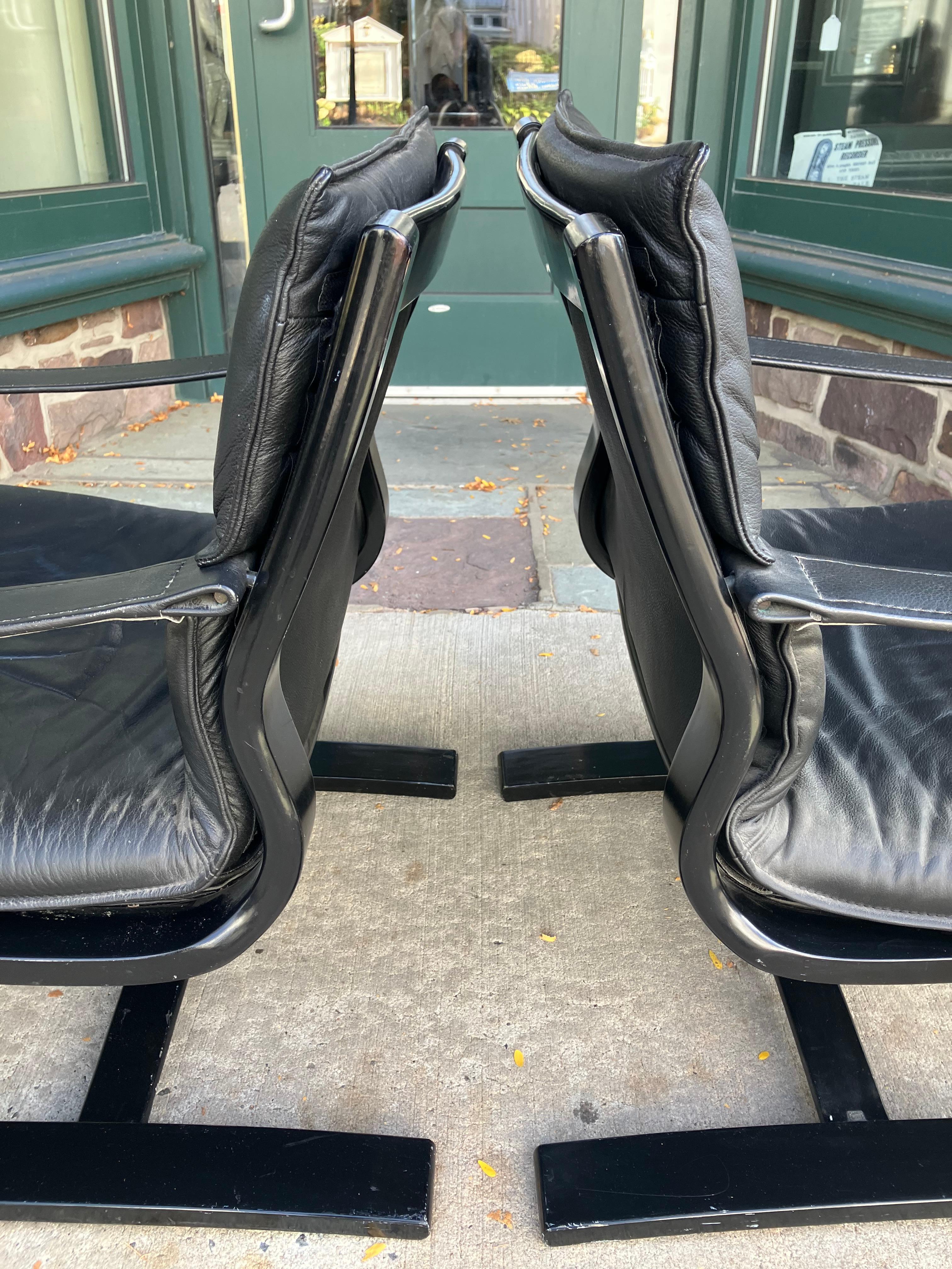 Mid-Century Modern Paire de chaises longues suédoises en cuir noir Ake Fribytter du milieu du siècle dernier en vente