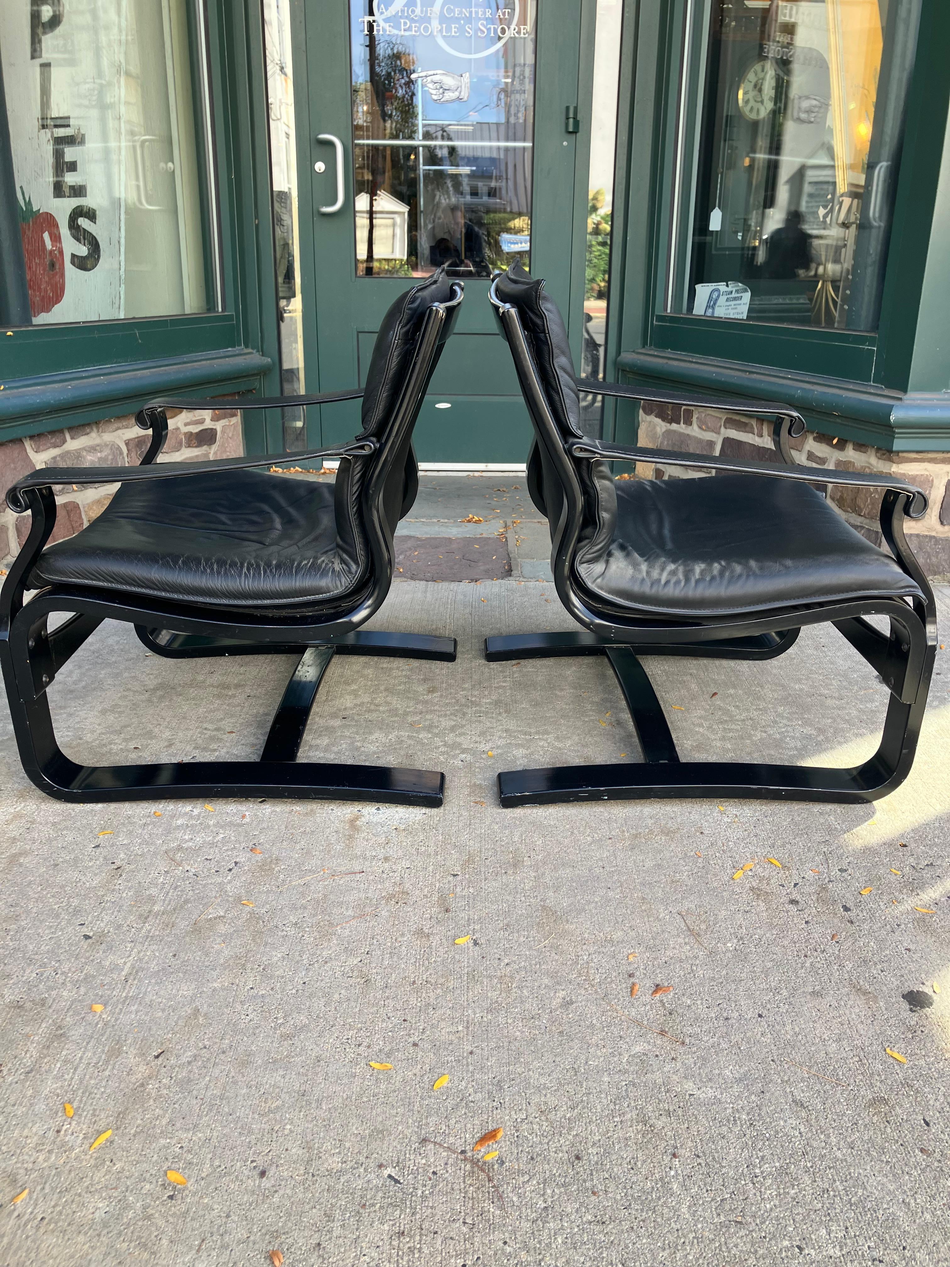 Suédois Paire de chaises longues suédoises en cuir noir Ake Fribytter du milieu du siècle dernier en vente