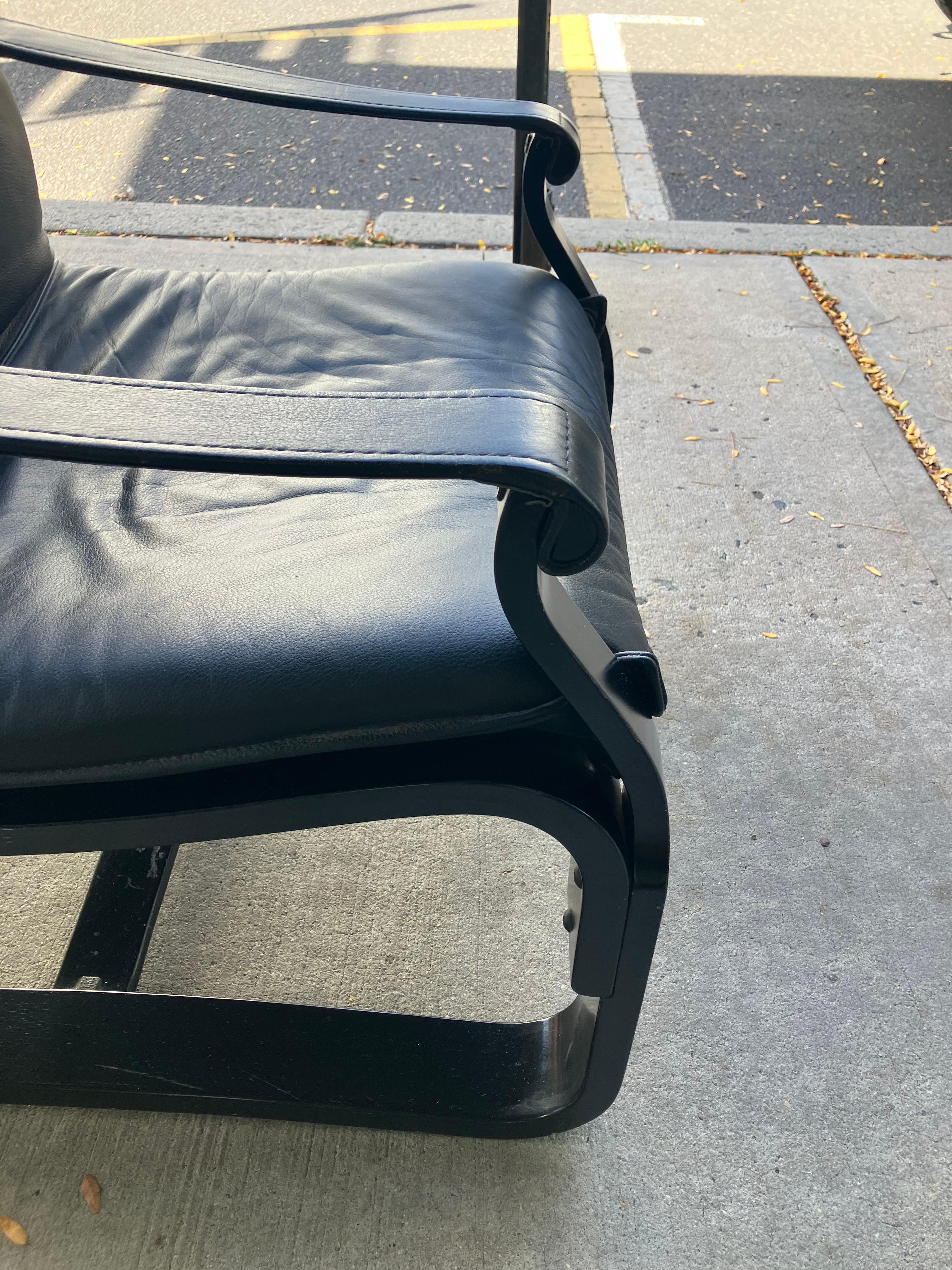 Paire de chaises longues suédoises en cuir noir Ake Fribytter du milieu du siècle dernier Bon état - En vente à Hopewell, NJ
