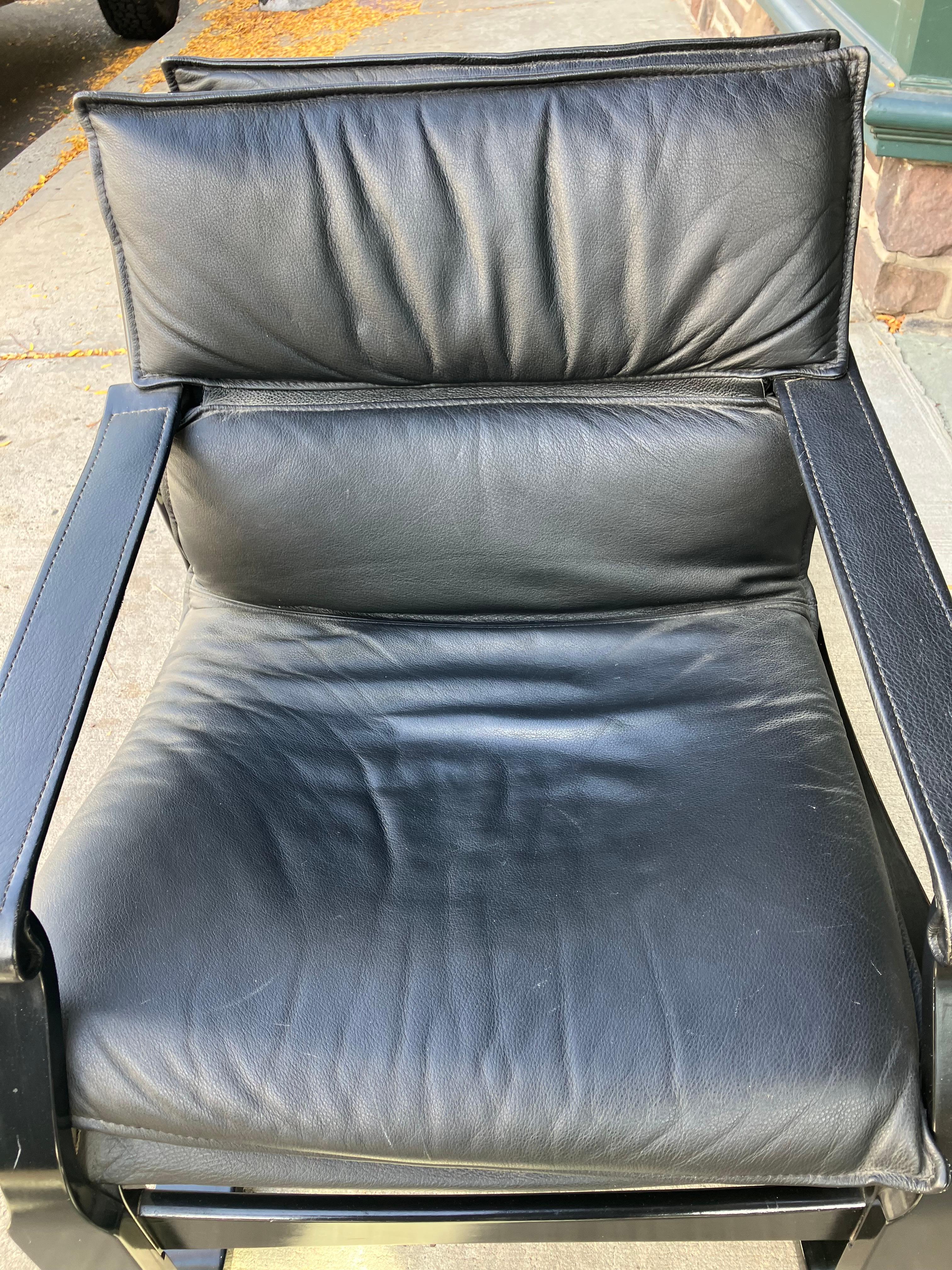Fin du 20e siècle Paire de chaises longues suédoises en cuir noir Ake Fribytter du milieu du siècle dernier en vente