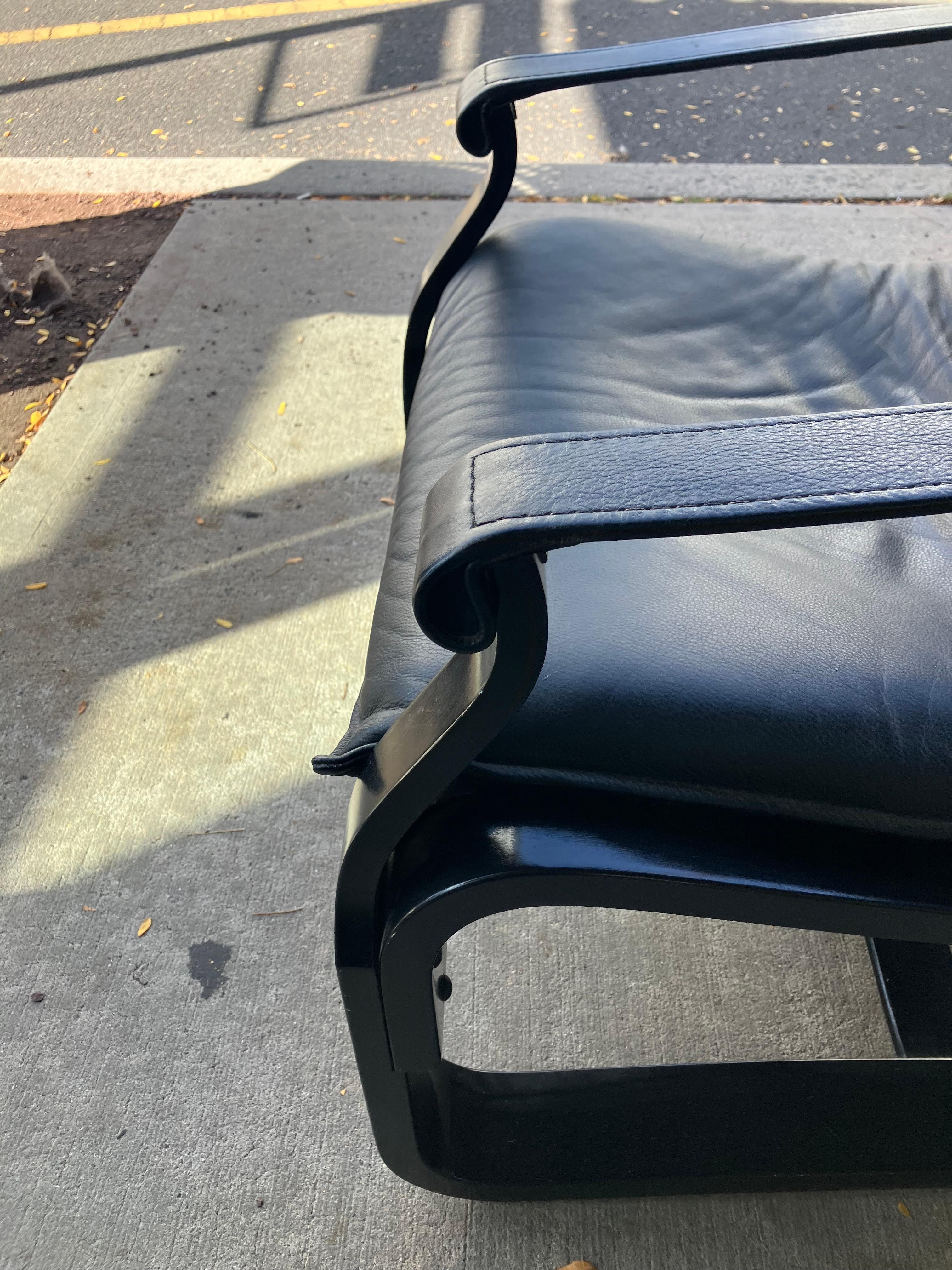 Cuir Paire de chaises longues suédoises en cuir noir Ake Fribytter du milieu du siècle dernier en vente