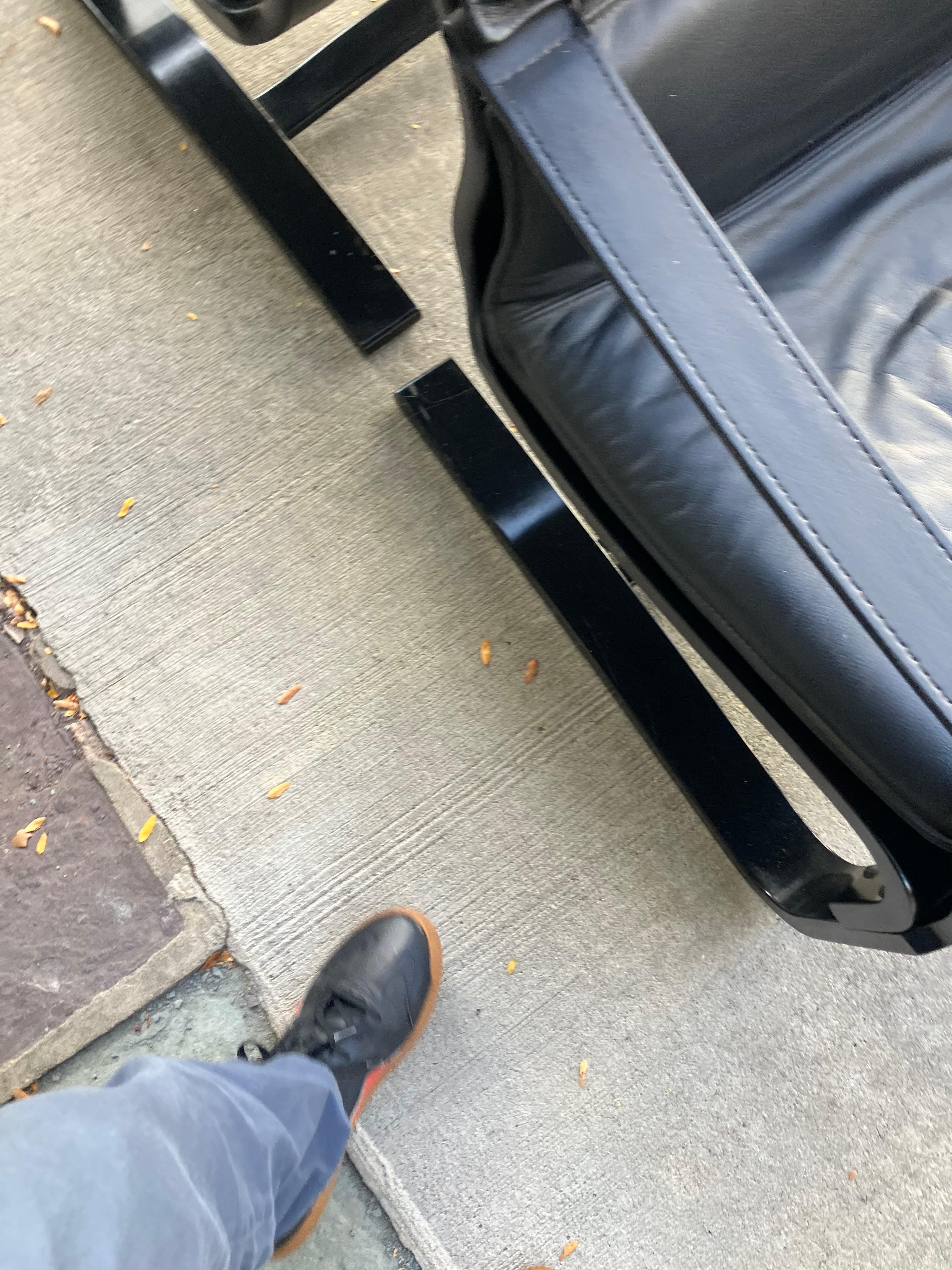 Paire de chaises longues suédoises en cuir noir Ake Fribytter du milieu du siècle dernier en vente 1