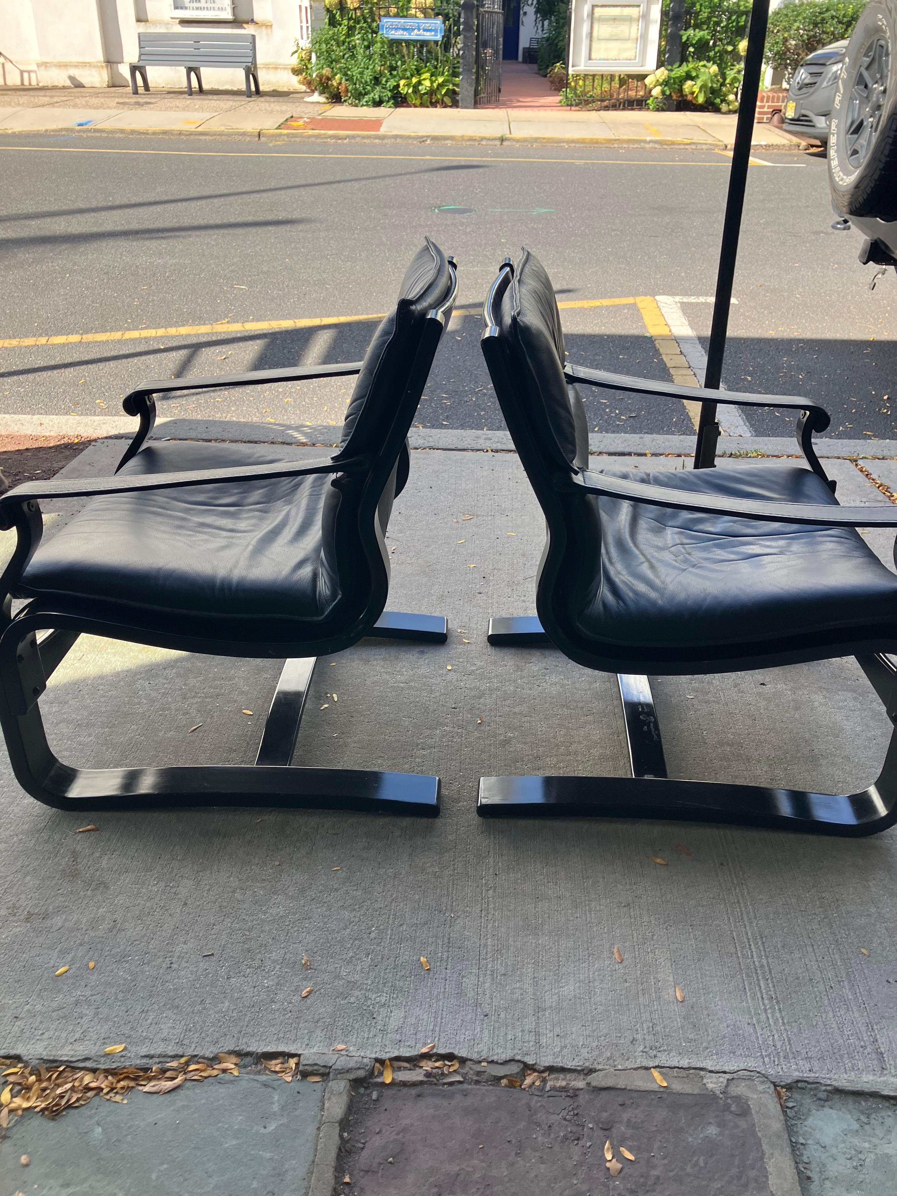 Paire de chaises longues suédoises en cuir noir Ake Fribytter du milieu du siècle dernier en vente 2