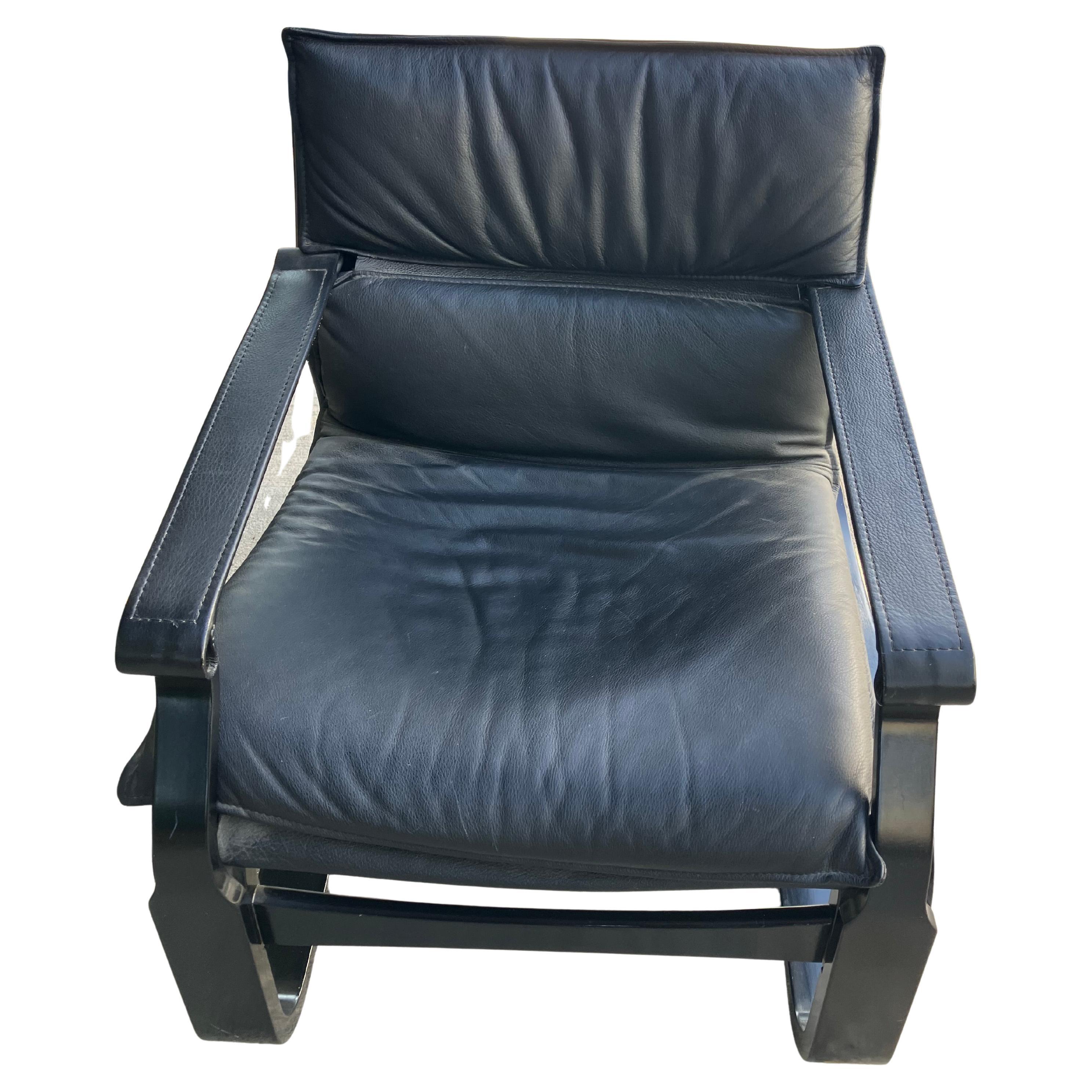 Paire de chaises longues suédoises en cuir noir Ake Fribytter du milieu du siècle dernier en vente