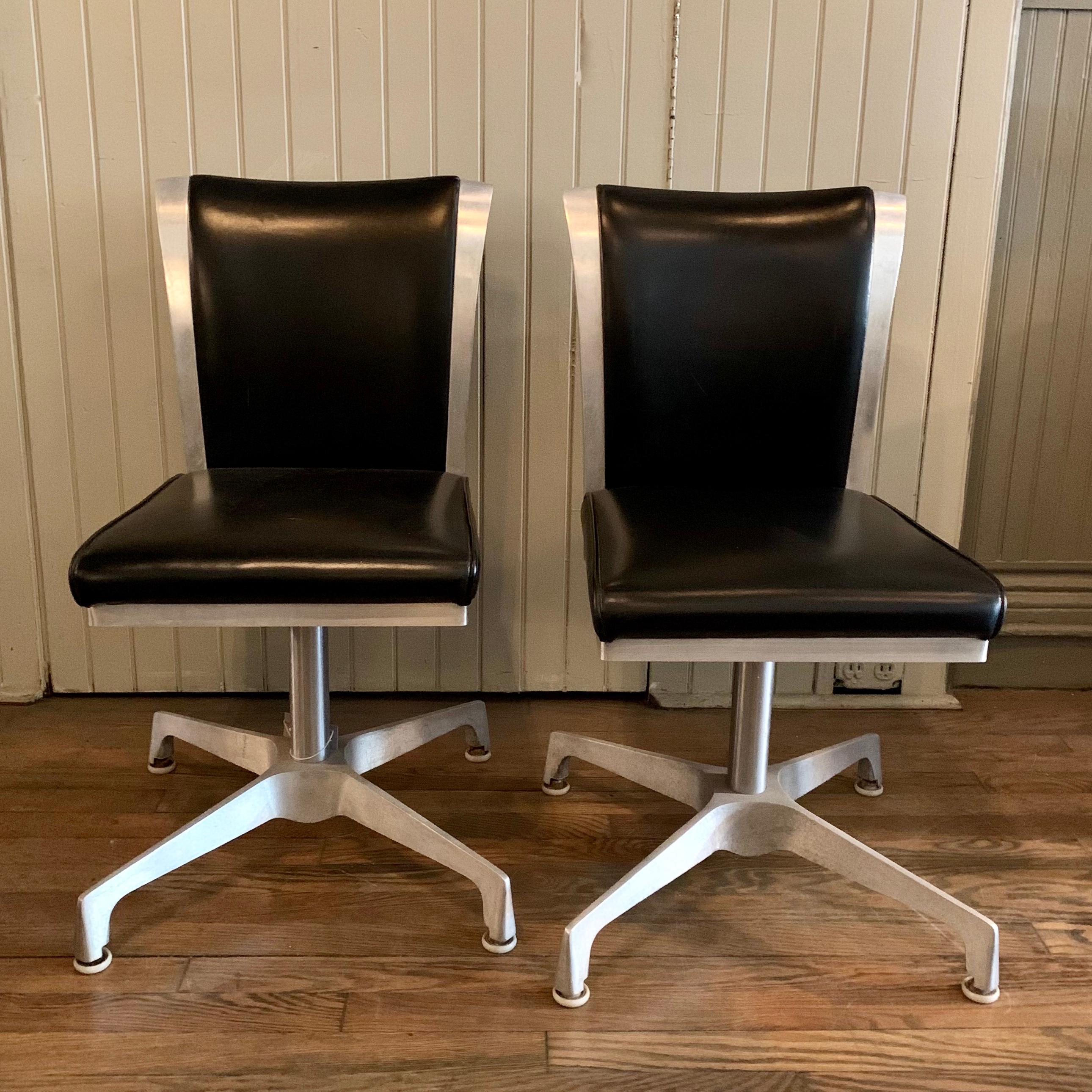 Pair of Mid-Century Modern Swivel Chairs In Good Condition In Brooklyn, NY