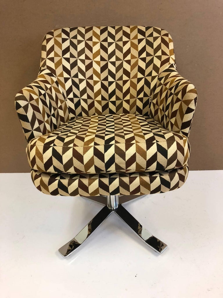 Pair of MidCentury Modern Swivel Chairs For Sale at 1stdibs