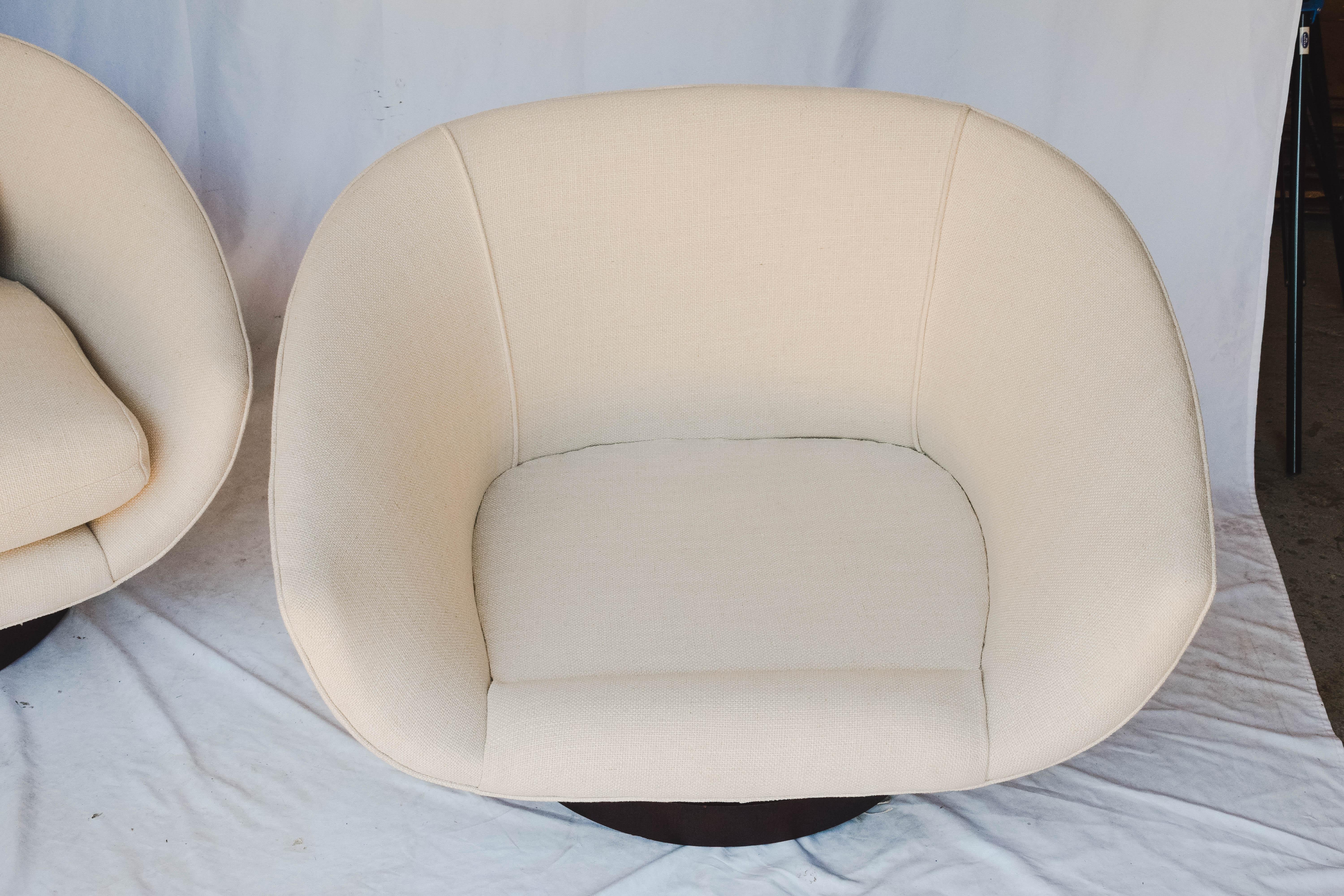 Pair of Mid-Century Modern Swivel Chairs, in the style of Milo Baughman 4