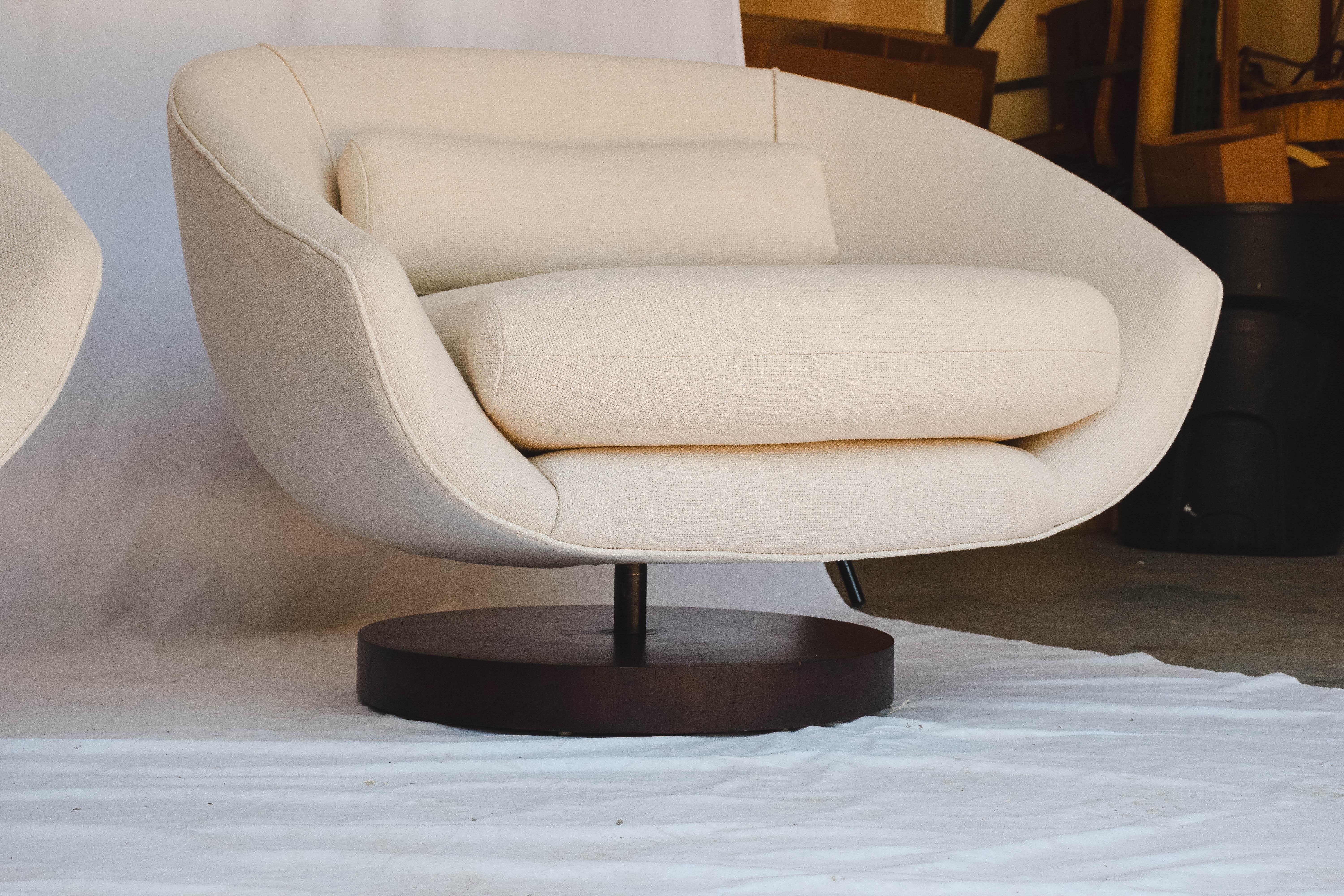 American Pair of Mid-Century Modern Swivel Chairs, in the style of Milo Baughman