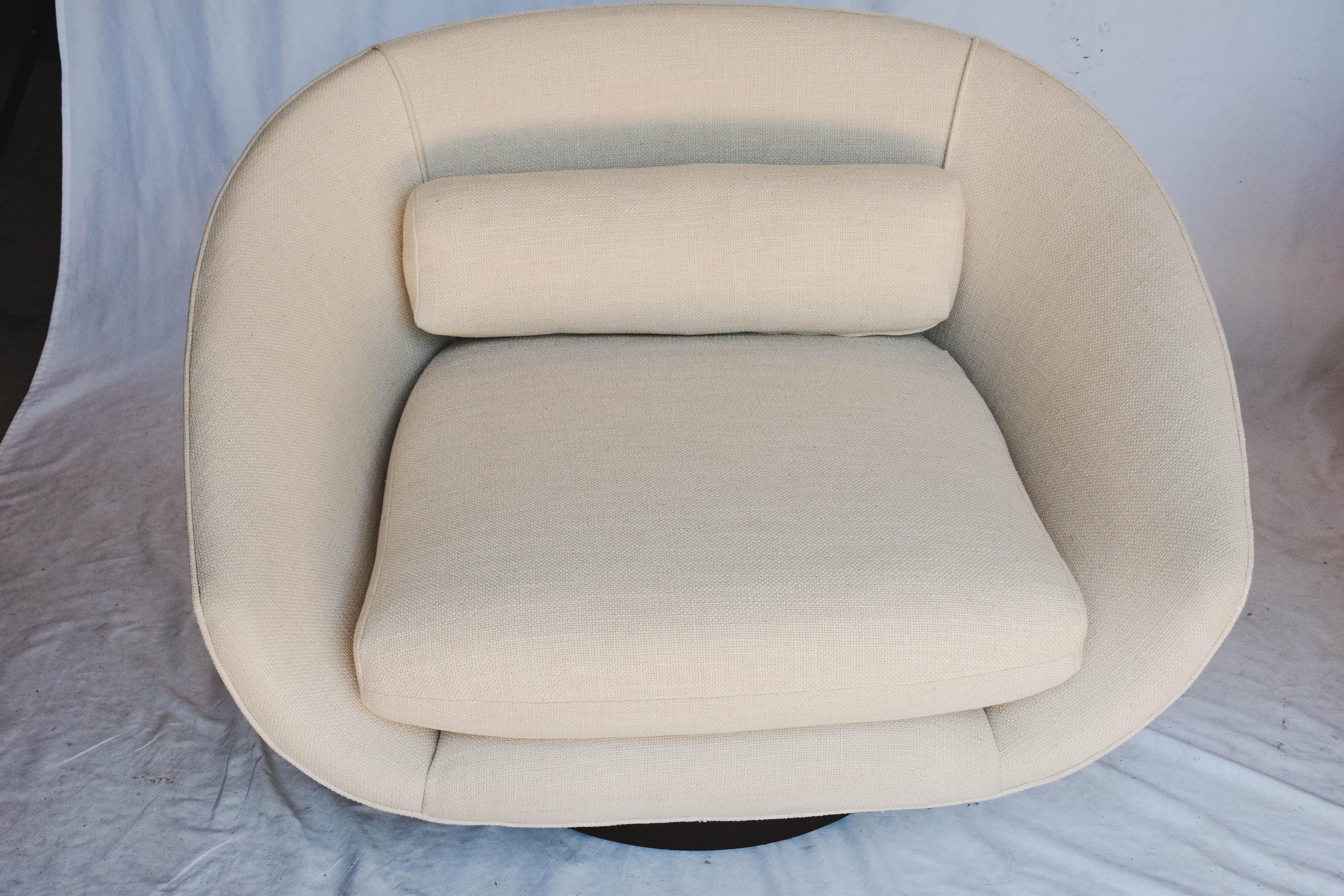 Pair of Mid-Century Modern Swivel Chairs, in the style of Milo Baughman In Good Condition In Houston, TX