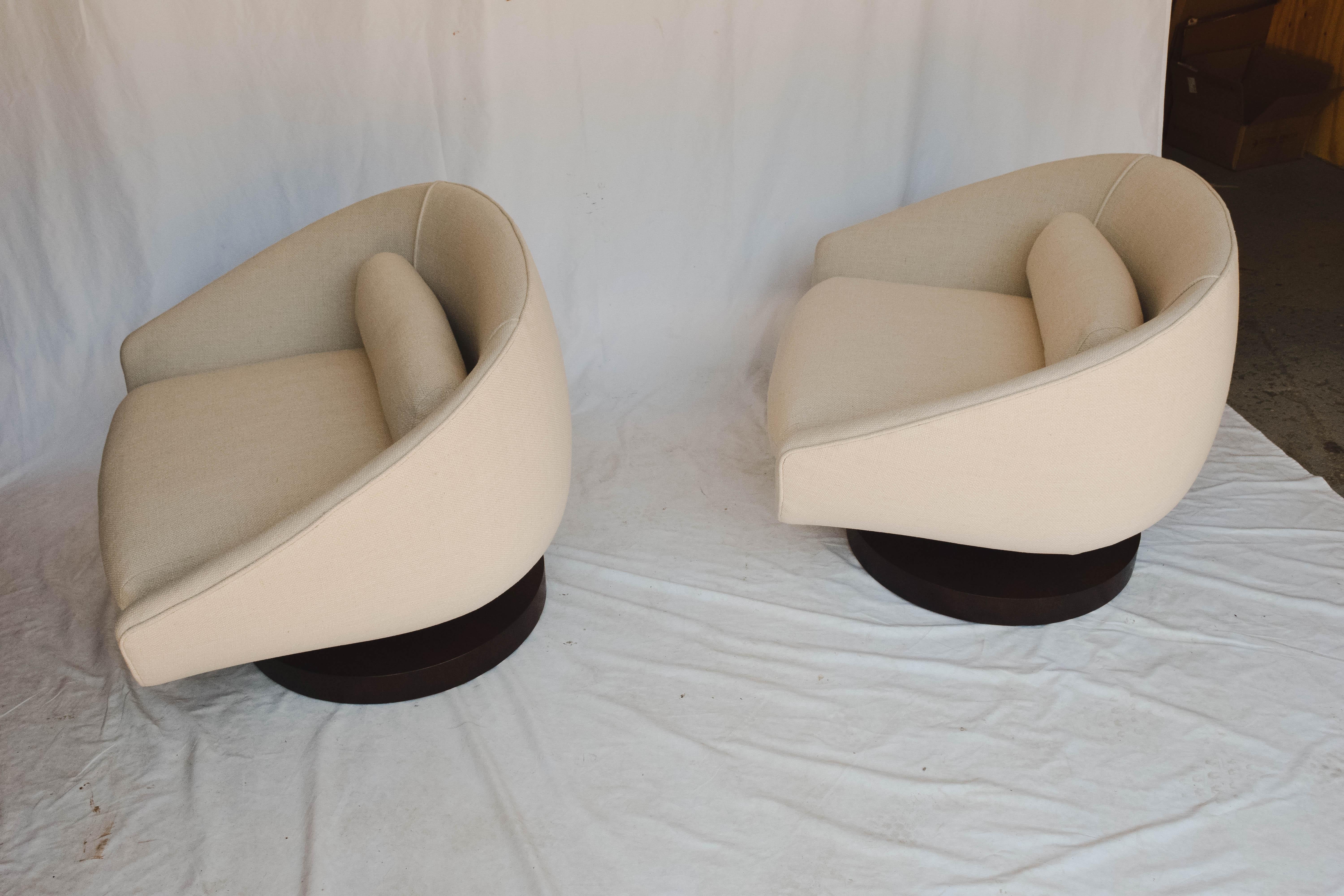 20th Century Pair of Mid-Century Modern Swivel Chairs, in the style of Milo Baughman